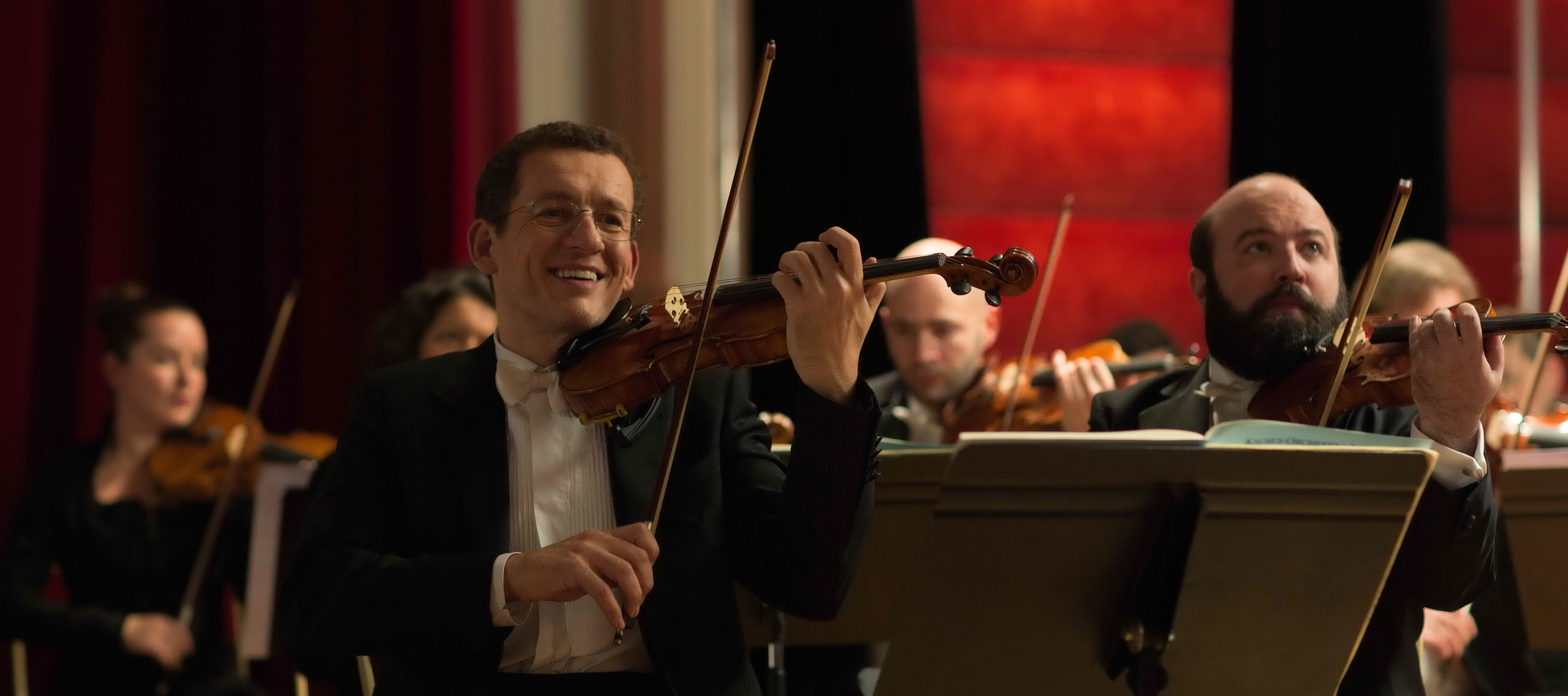 丹尼伯恩《金金計較》片中勤練小提琴 還親自跟法國交響樂團的首席小提琴手討教，.jpg