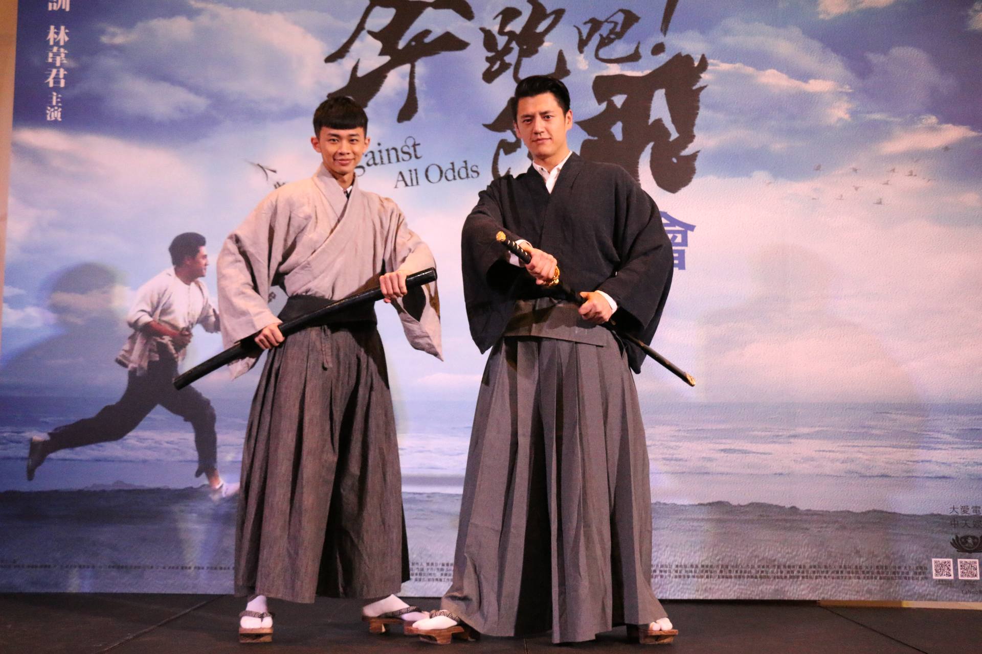 吳政迪(左)與阿布在記者會上演出金鐘小短劇