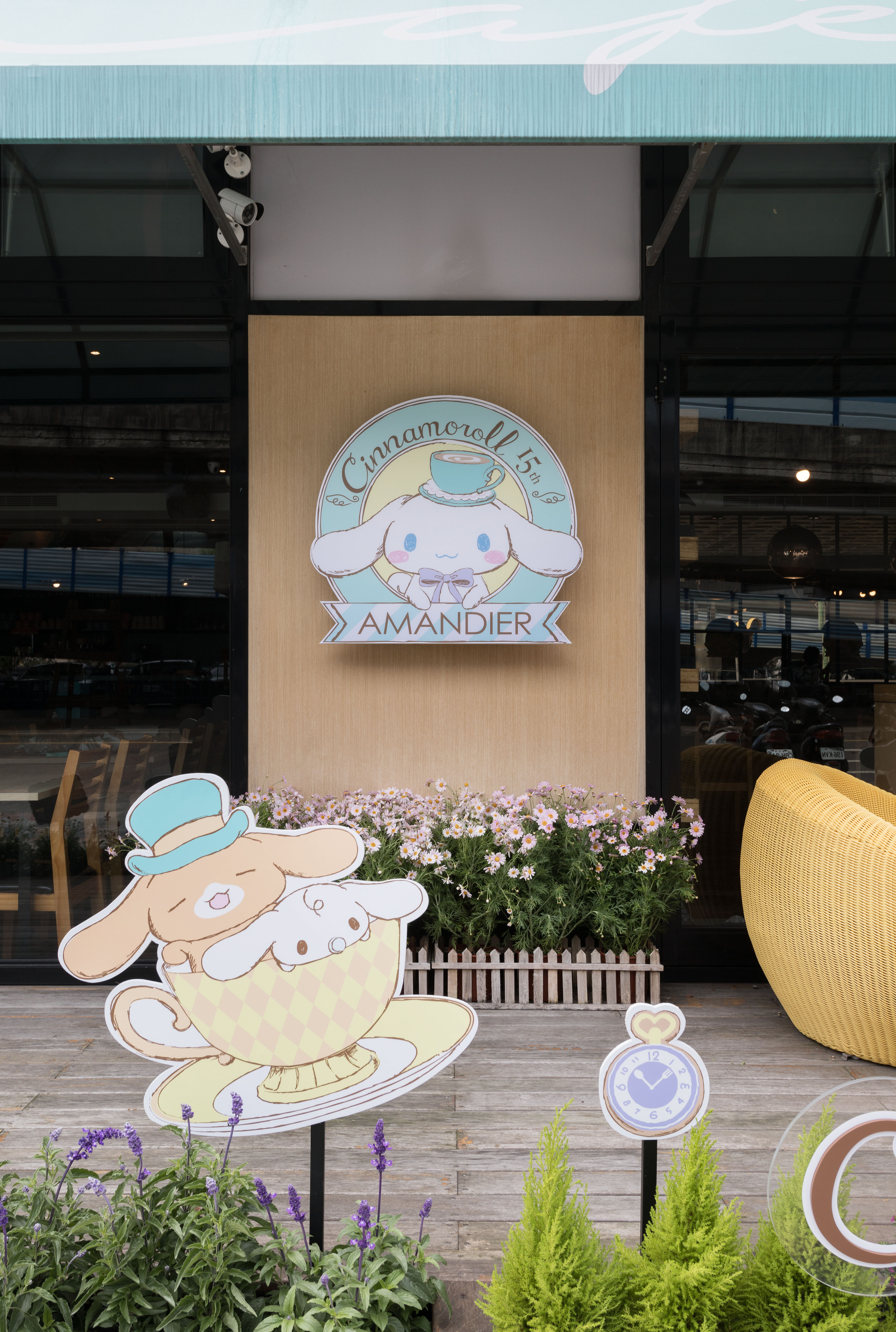大耳狗喜拿15週年紀念徽章，由法式甜點品牌雅蒙蒂(Amandier Cafe)與台灣三麗鷗聯手打造期間限定咖啡店