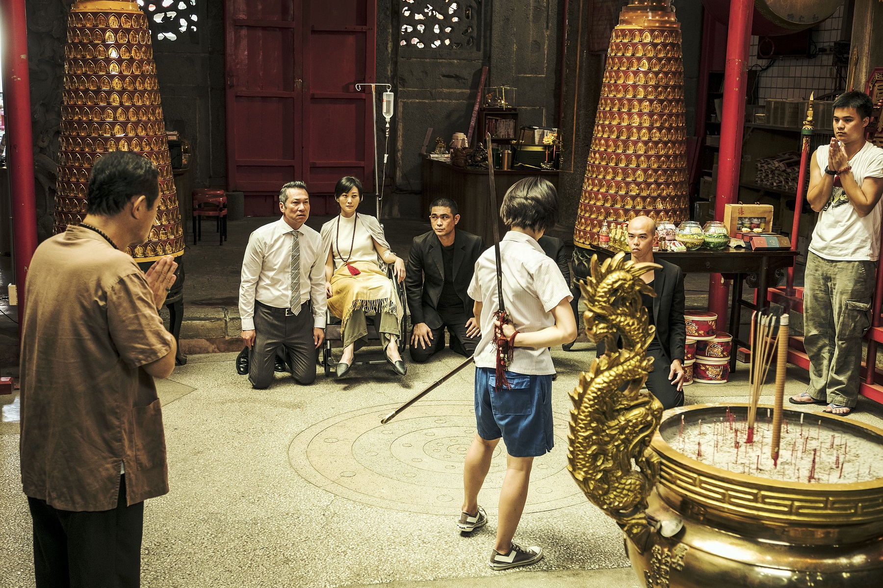黃仲崑在《通靈少女》劇中飾深情議員，為了重病妻子陳珮騏跪求靈媒郭書瑤。（HBO_Asia提供）