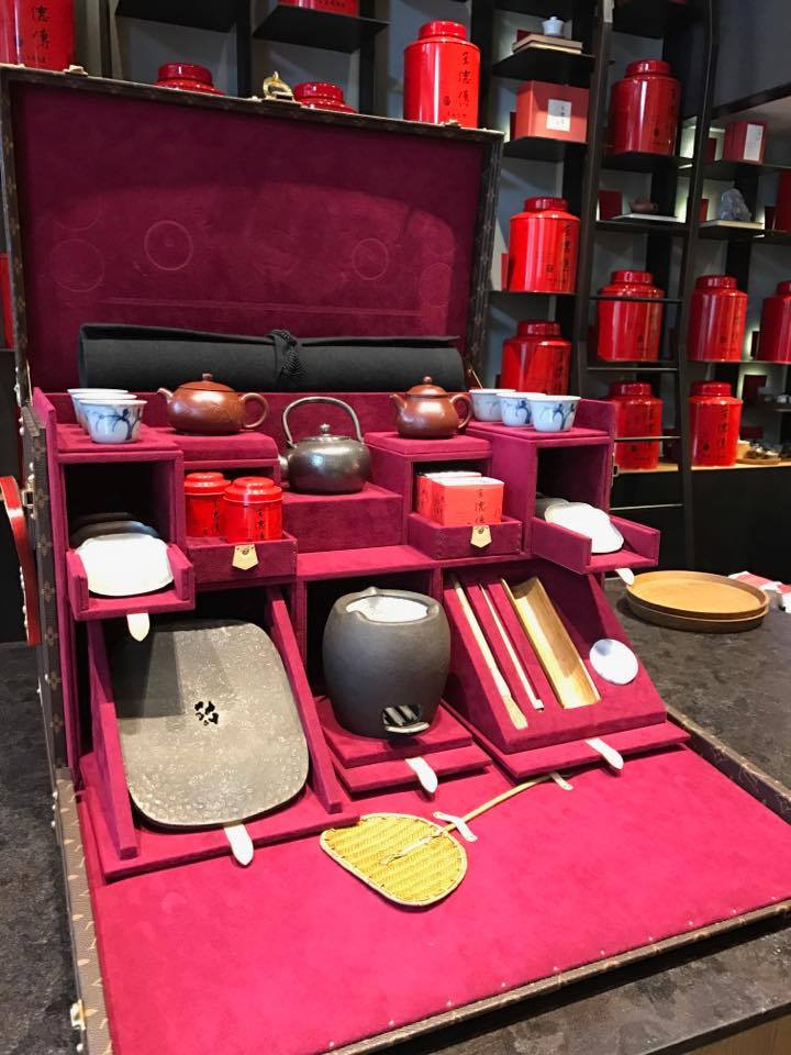 （圖一）「王德傳茶莊」與精品業者「路易威登」合作，推出訂製款「茶人的旅行硬箱」茶具組，預計四月中旬於門市上市，價格店洽。（徐