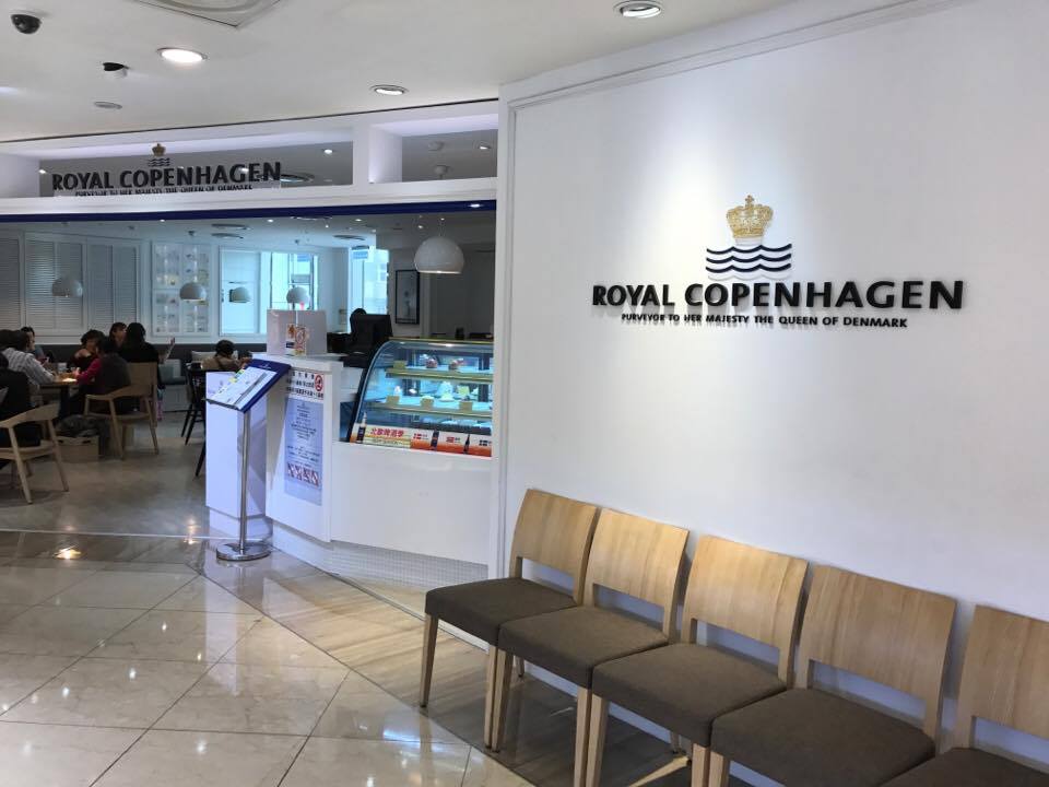 （圖一）「皇家哥本哈根咖啡輕食複合店」台灣門市位於SOGO忠孝館，整體裝潢以藍、白色為主色系設計。（徐力剛攝）