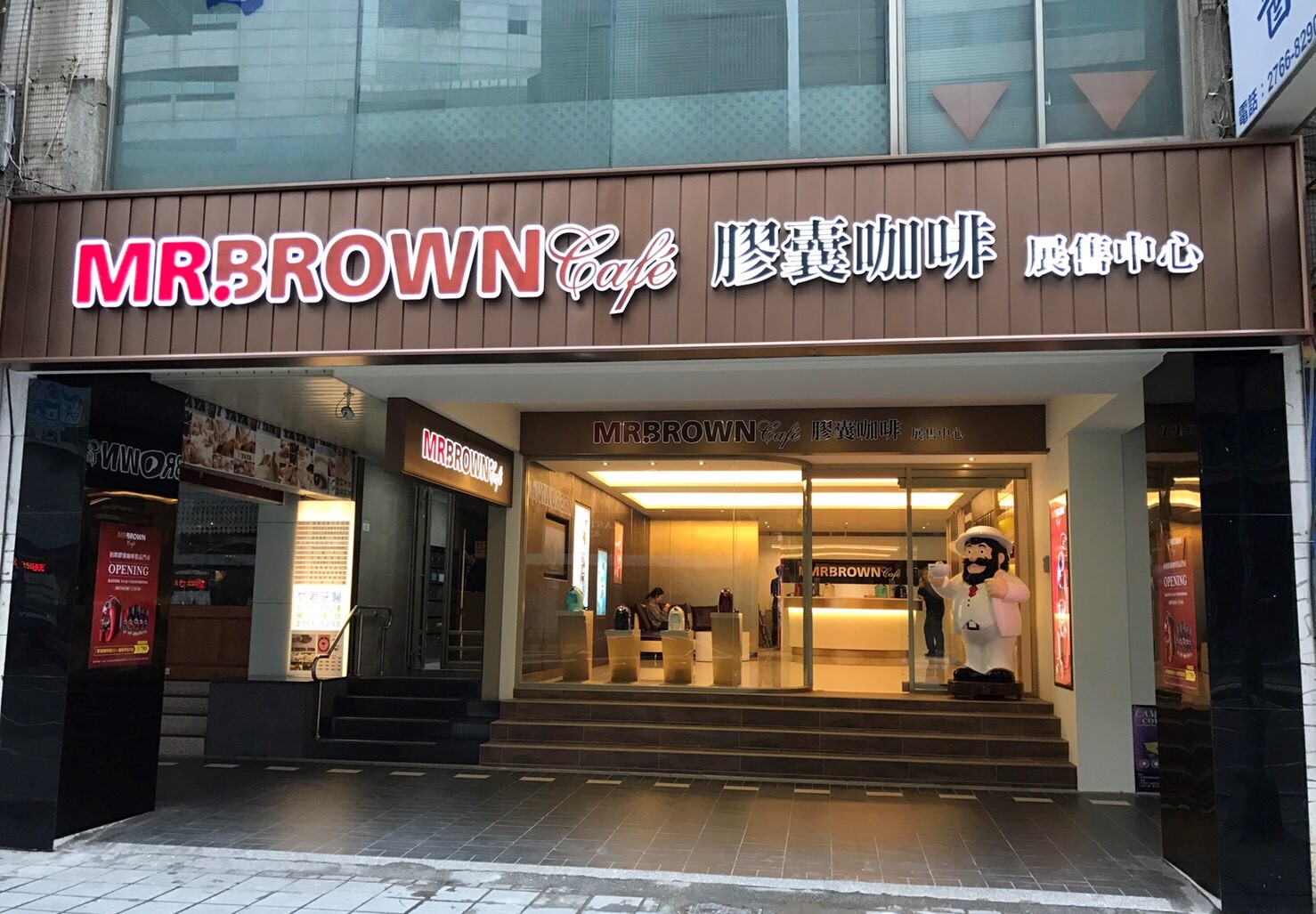 （圖一）今日「Mr.Brown Café膠囊咖啡精品體驗館」南京店、天母店盛大開幕。（圖片提供／伯朗咖啡）
