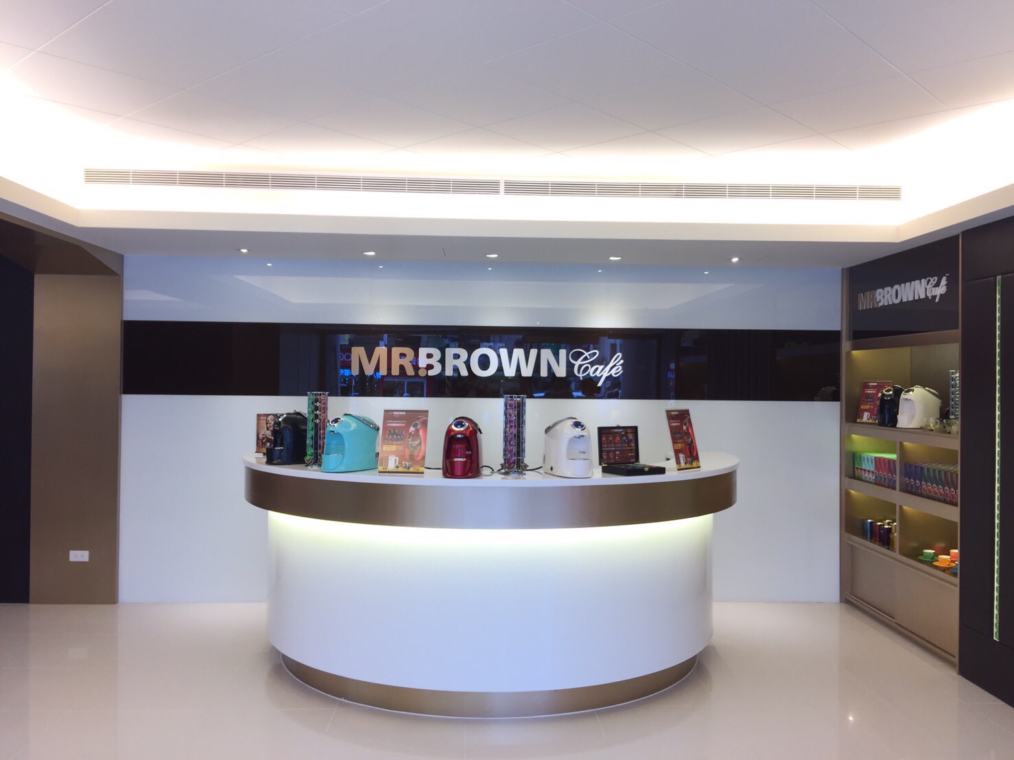 （圖二）全新「Mr.Brown Café膠囊咖啡精品體驗館」店內設計簡約、明亮，以金屬與皮革為主要設計元素，舒適乾淨。（圖片提供／伯朗咖啡）