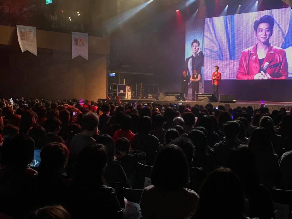 （圖二）南韓歌手黃致列於歡樂派對熱情開唱，現場座無虛席、粉絲尖叫聲此起彼落。（徐力剛攝）