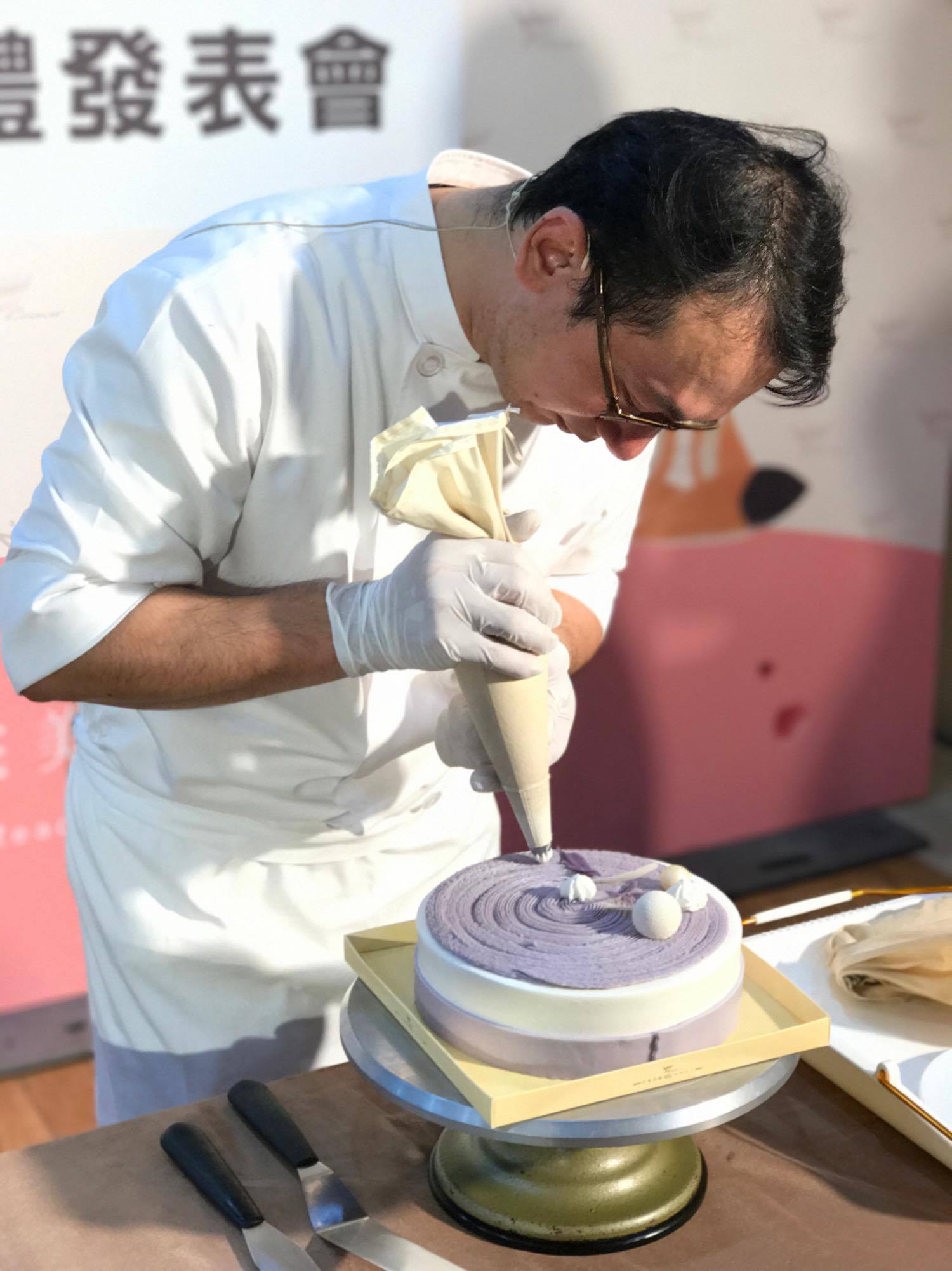 （圖二）甜點研發主廚李文和於活動現場示範裝飾蛋糕「天使芋翼」。（徐力剛攝）