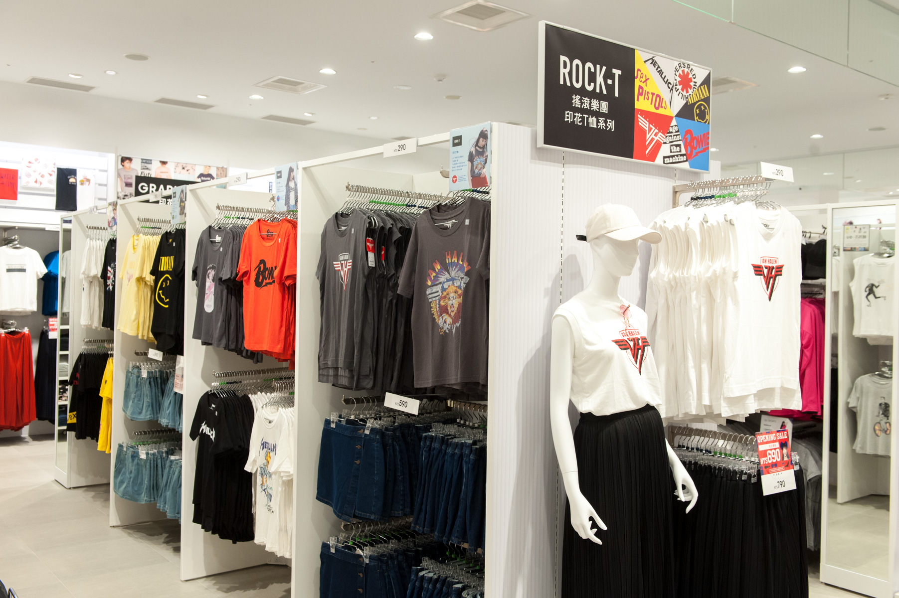 GU「Rock」聯名印花T-shirt系列將於3月31日，新竹遠東巨城店搶先首賣。