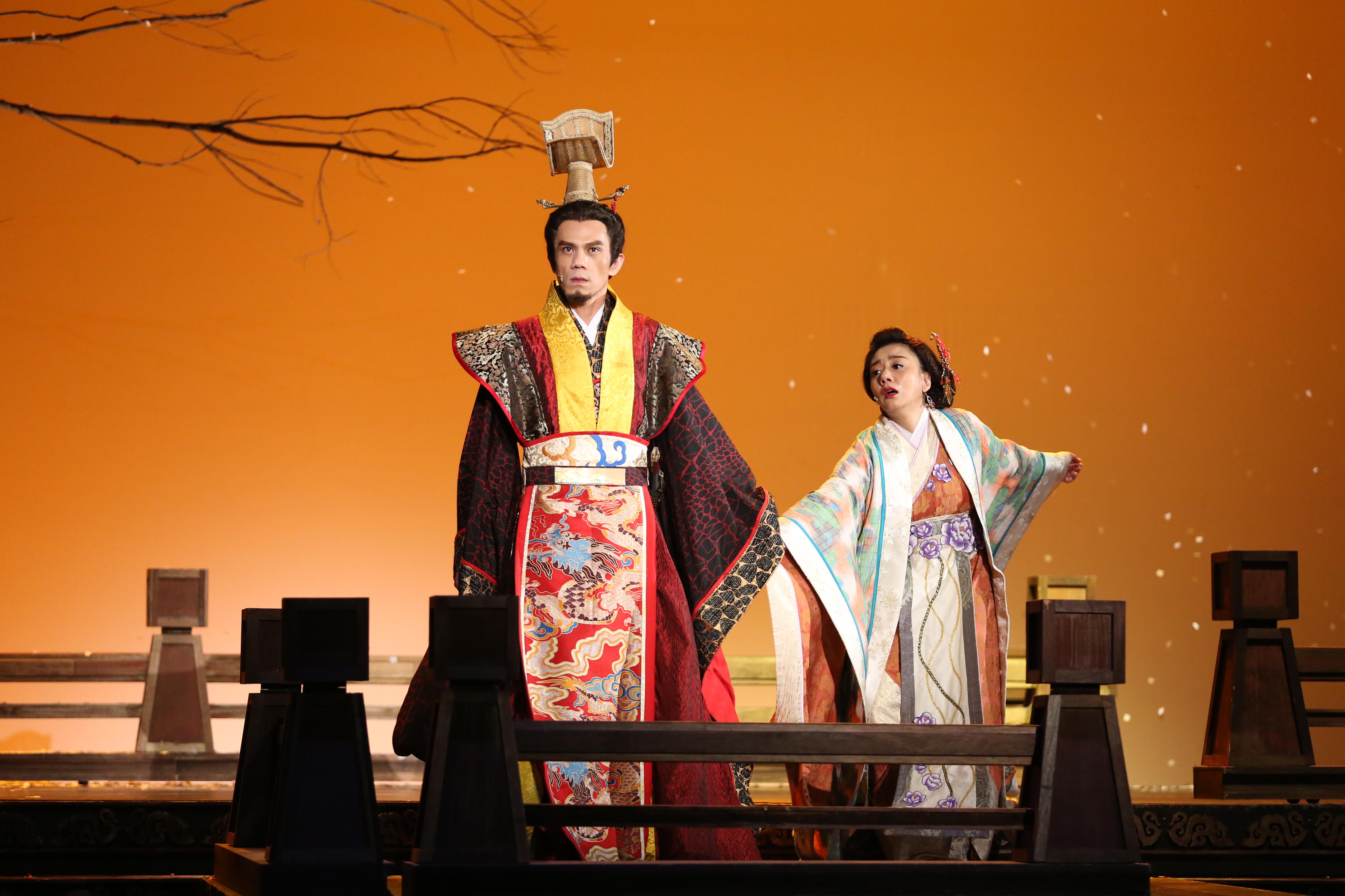 劇中飾演吳王夫差的凱爾與東施高慧君有精彩對戲。全民大劇團