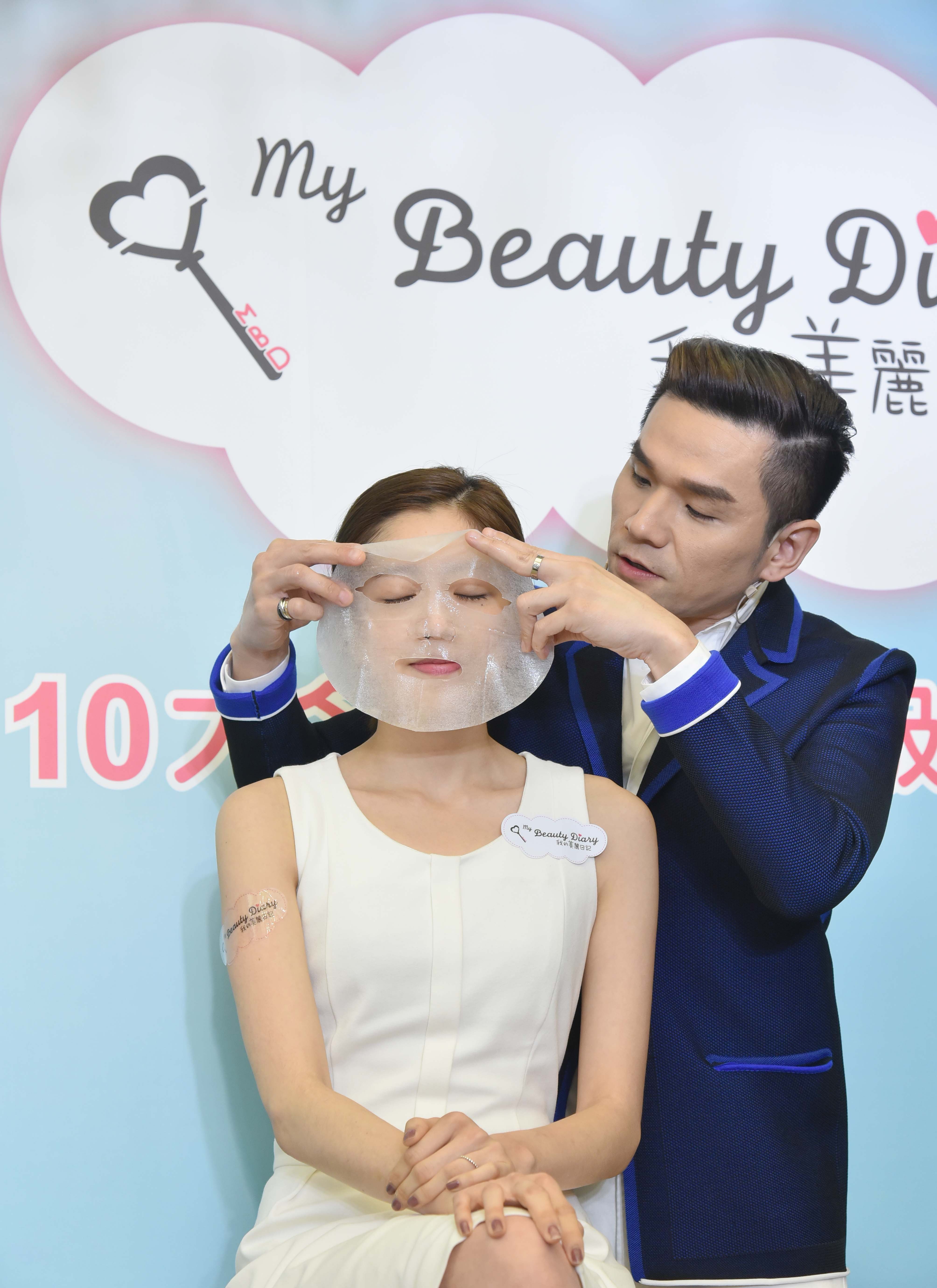 台灣首席美容保養大師凱文老師現場展示面膜服貼好吸收，