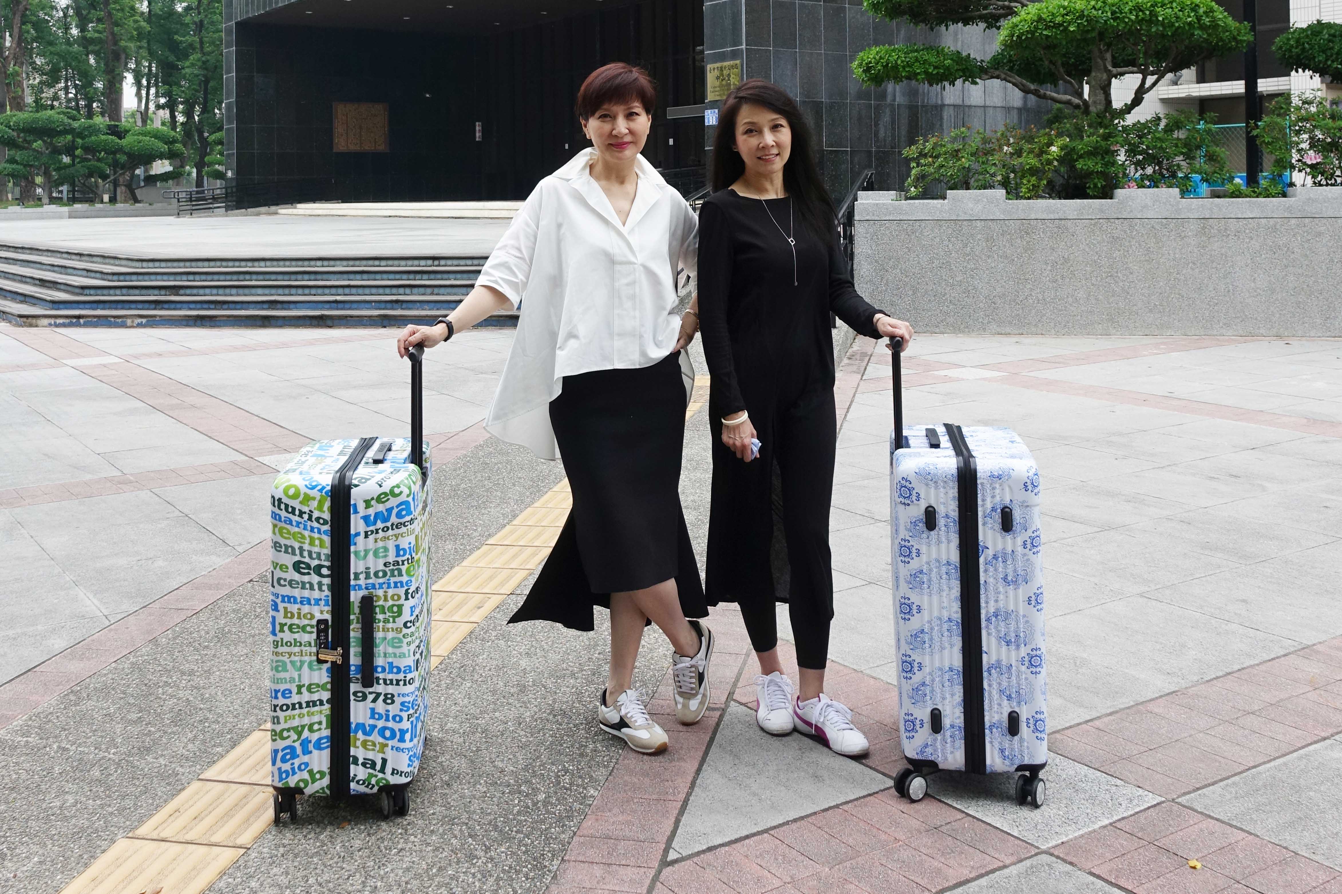 方芳芳(左)與蕭艾(右)拿著行李箱，象徵巡迴來到第一站台中。全民大劇團提供