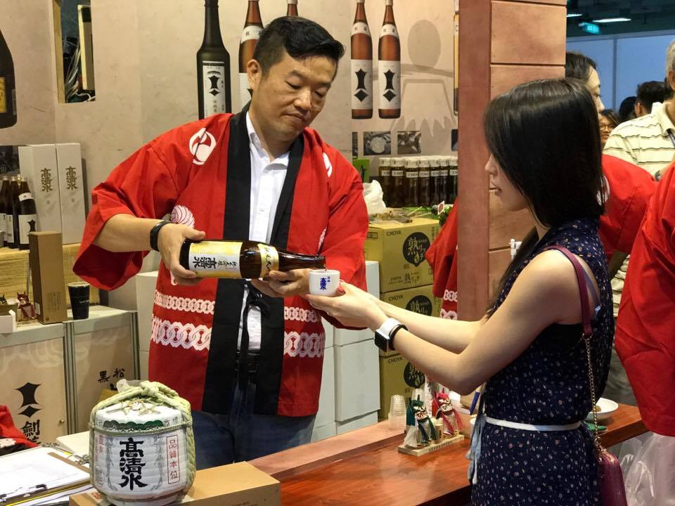 （圖一）「台北國際酒展-春Wine」即日起至23日止於台北世貿三館盛大展開，現場提供民眾品酒試飲。（徐力剛攝）