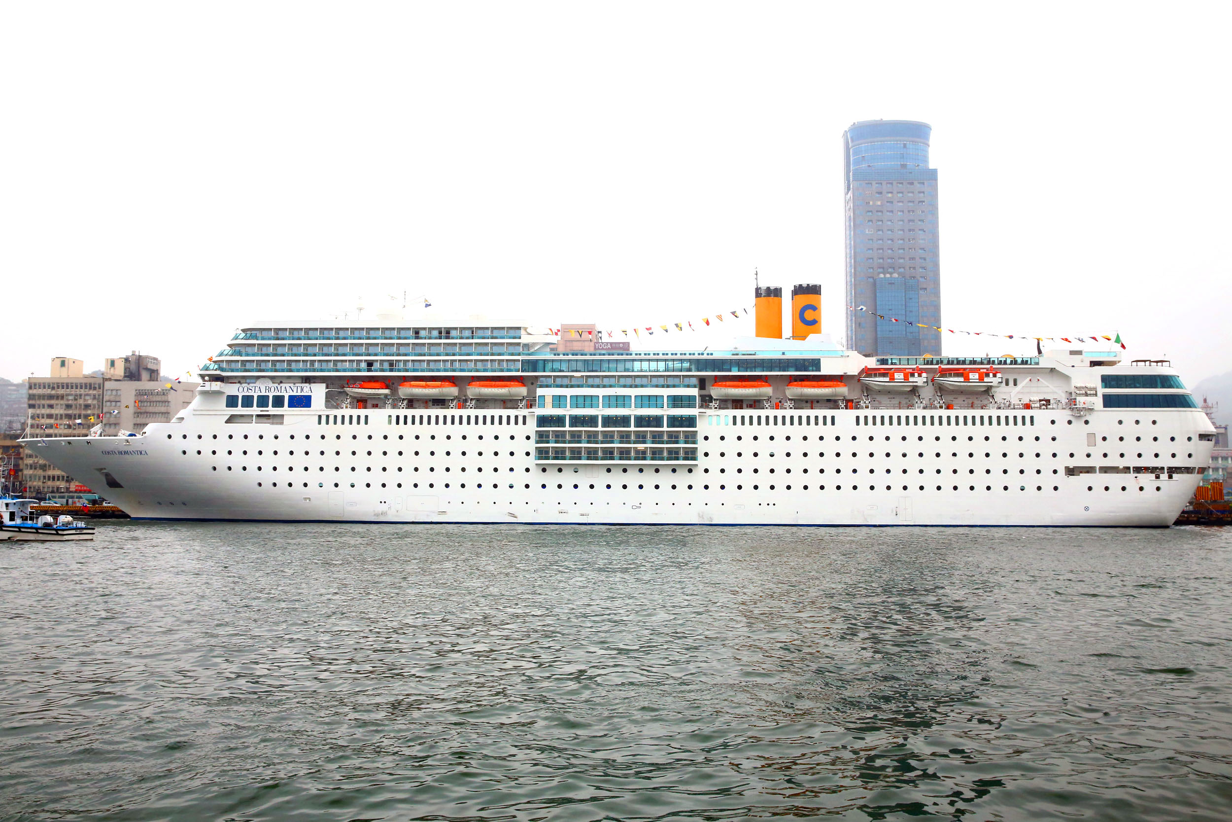 （圖一）本月12日歌詩達郵輪-「新浪漫號」於基隆港舉行首航儀式，現場熱鬧非凡。（圖片提供／歌詩達郵輪）