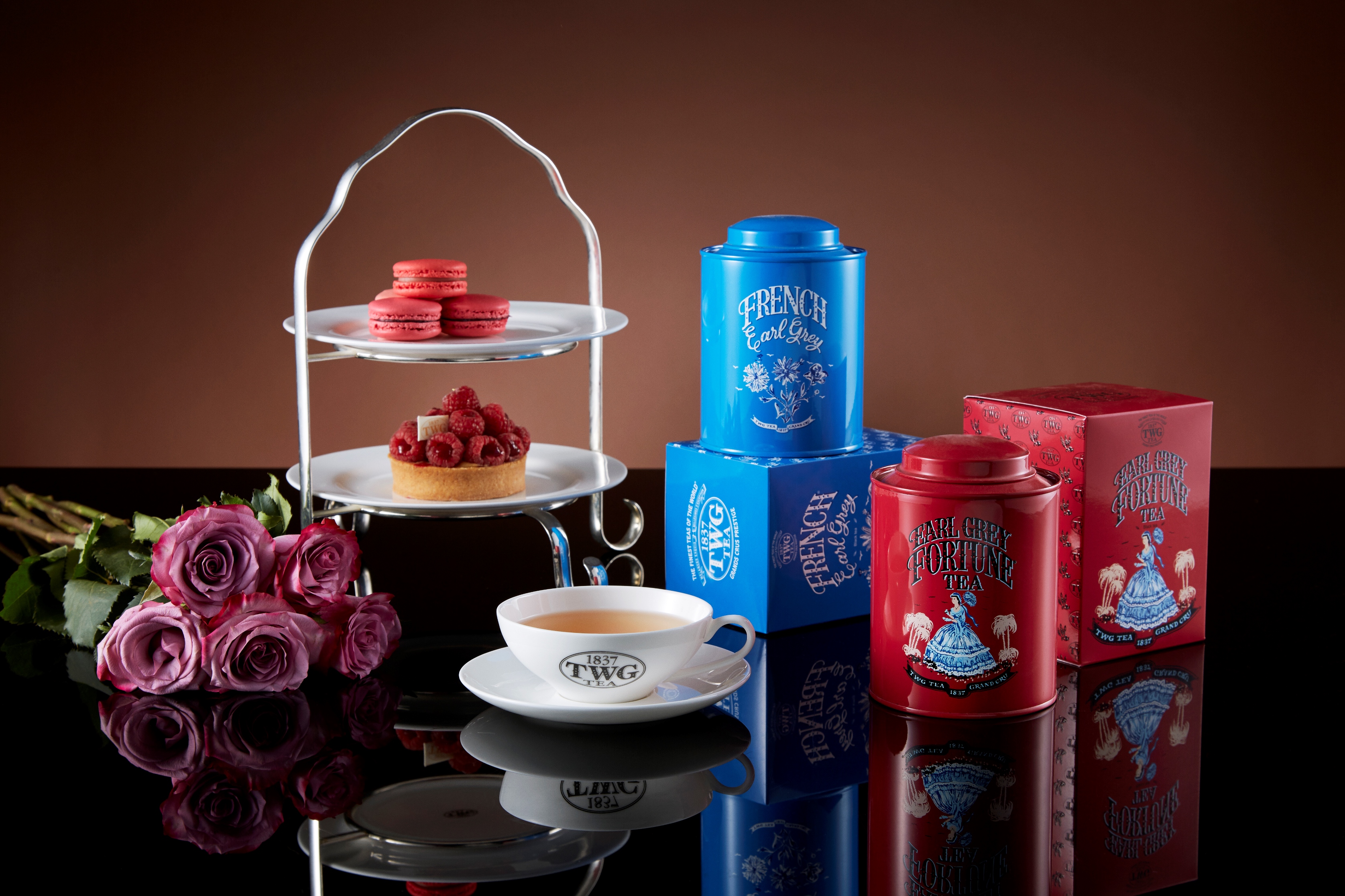 （圖四）「法式伯爵茶」（藍罐）與「伯爵富貴茗茶」（紅罐），建議售價皆為1600元／150g。（圖片提供／TWG Tea）