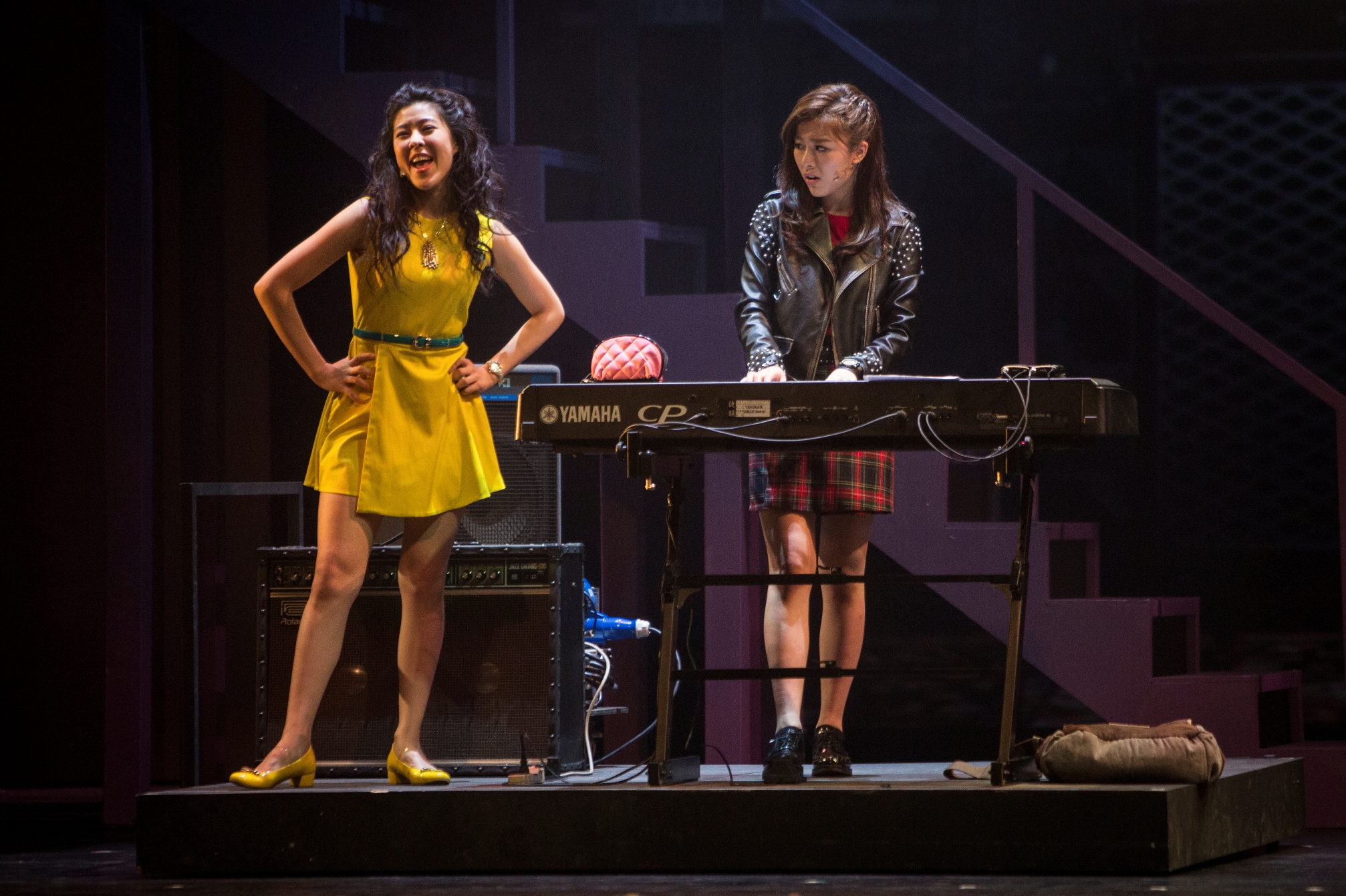 Erika(劉艾立)(左)在音樂劇《愛呀，我的媽！》飾演反派角色，耍狠、潑辣，與關詩敏(右)爭奪所愛
