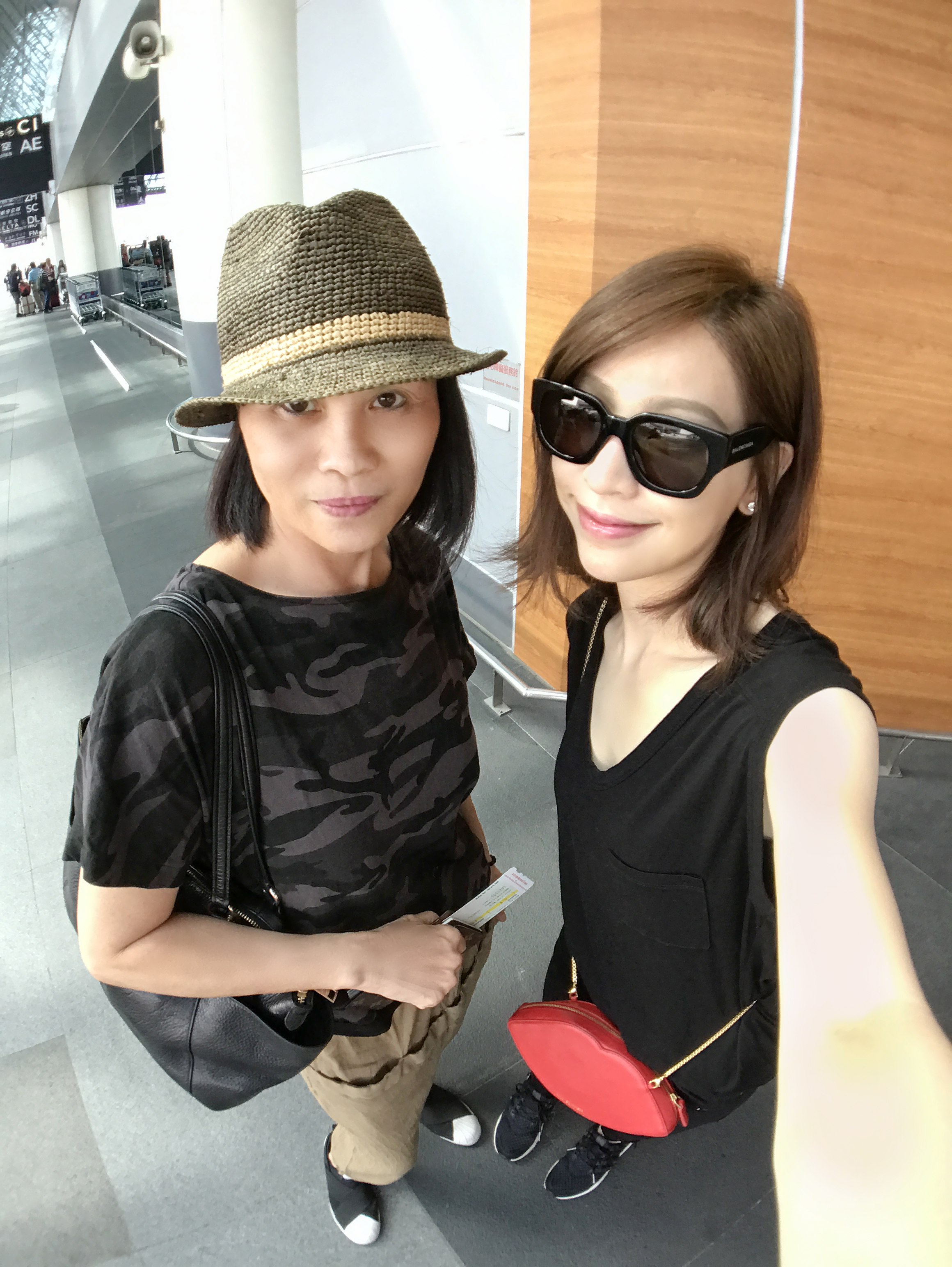 B1 王心凌和媽媽在機場合照（社外提供）