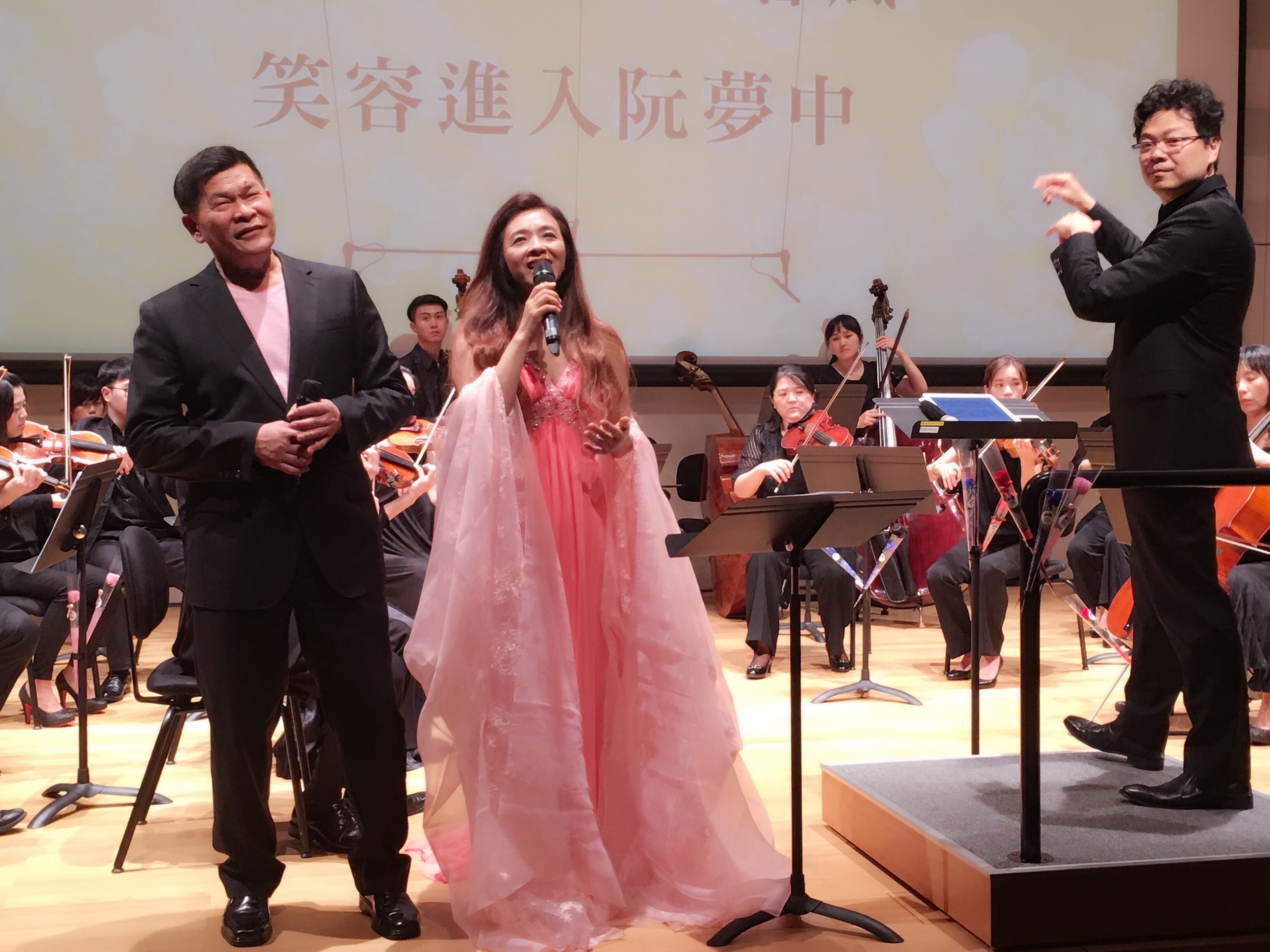 澎恰恰（左起）、許景淳受李哲藝之邀擔任母親節音樂會嘉賓。