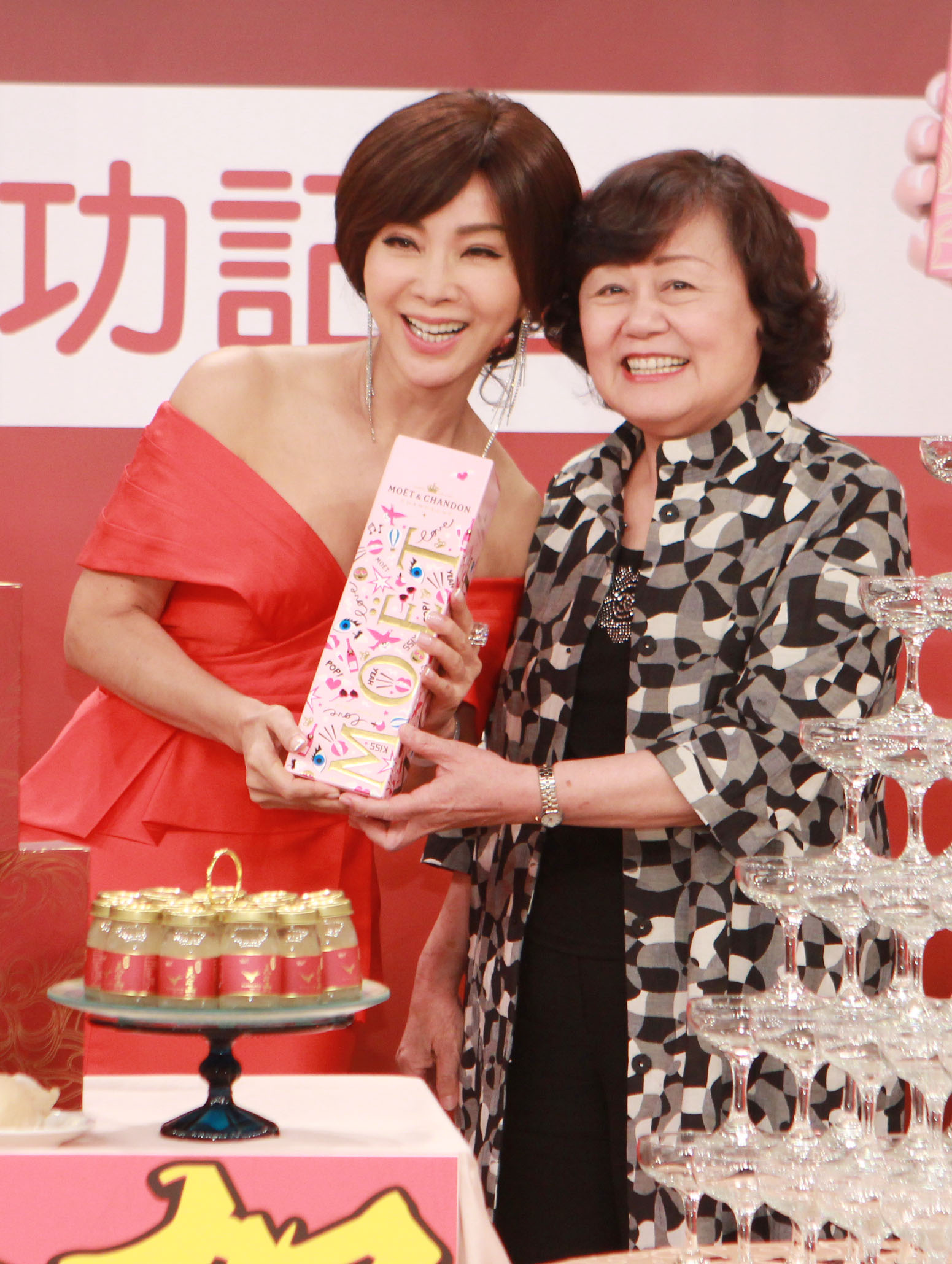 王總經理贈予粉紅香檳給陳美鳳