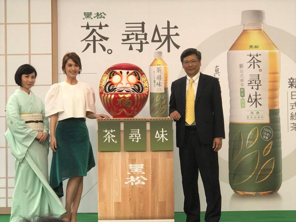 （圖三）日本茶推廣專家何杏文、楊丞琳與黑松公司董事長張斌堂（依序由左至右）為「黑松茶˳尋味」上市拉開序幕。（徐力剛攝）