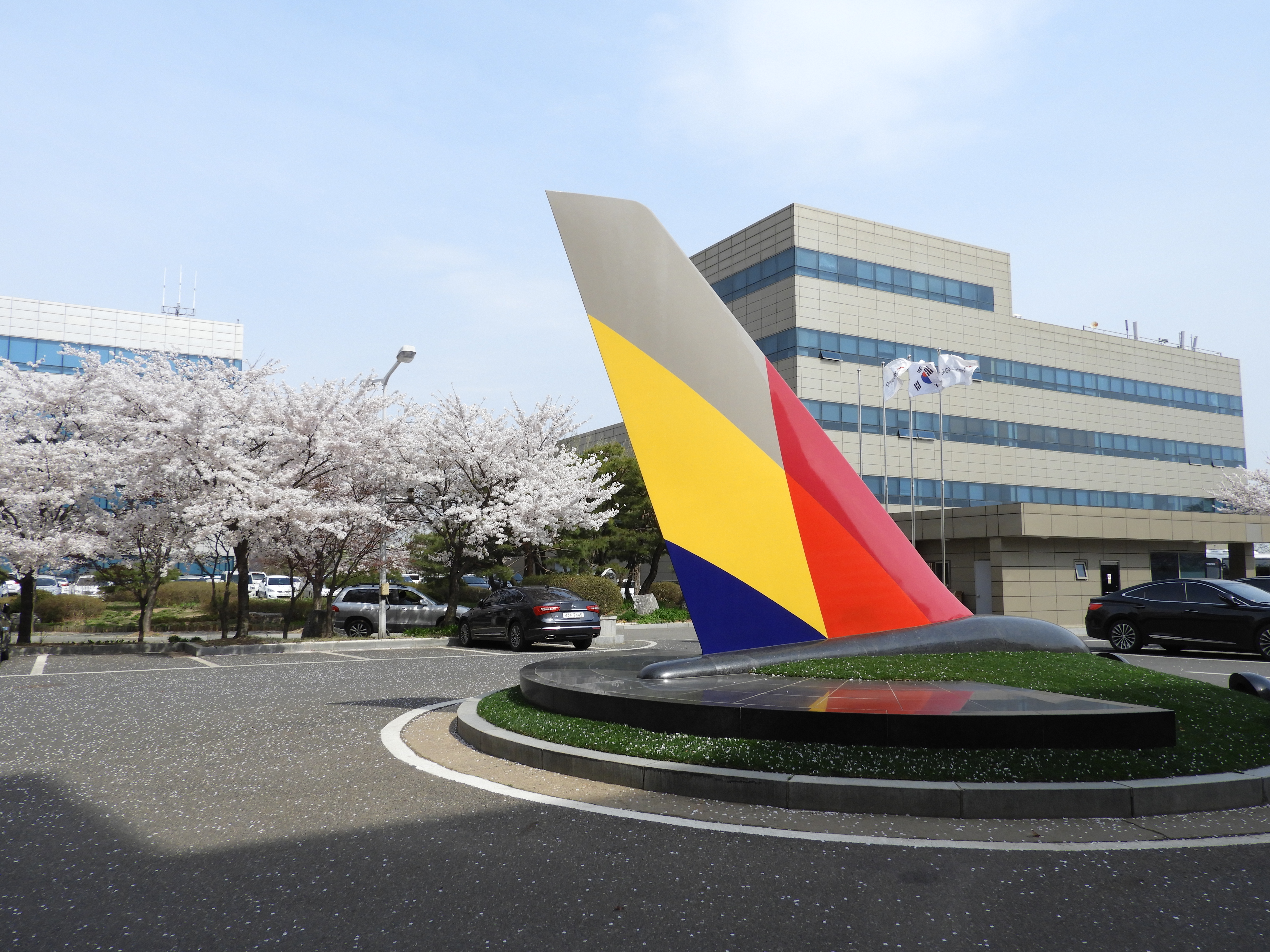 （圖二）韓亞航空經典紅、黃、藍3色尾翼標誌，矗立園區中。（徐力剛攝）