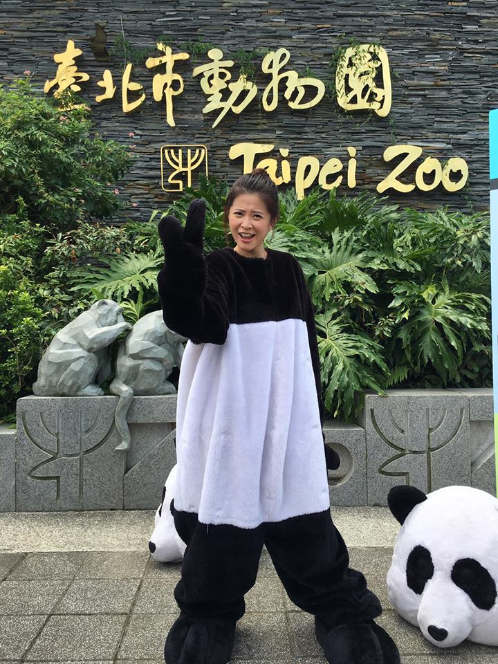 李燕穿熊貓裝。（取材臉書）