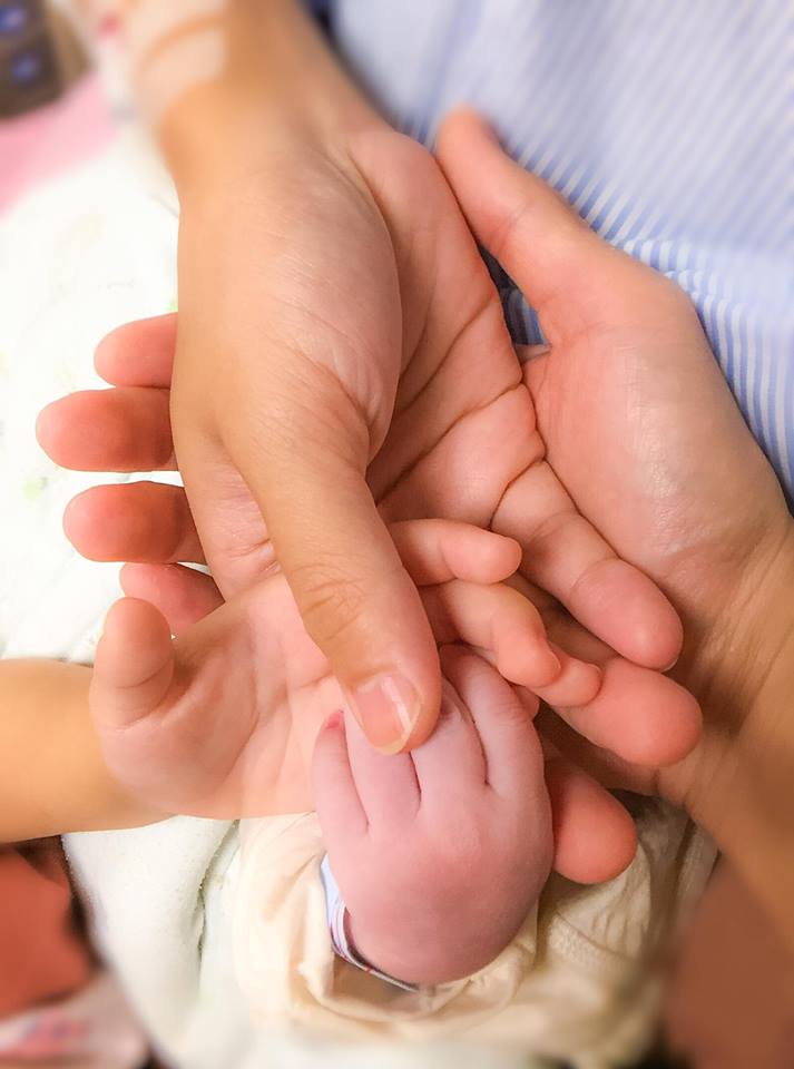 宥勝與老婆握著兒子的手。（取材臉書）