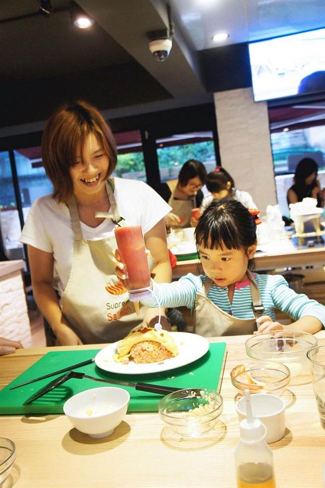 美威鮭魚推出親子料理教室，歡迎6歲以上的小朋友一起來和媽媽享受親子共廚時光。(美威鮭魚提供)