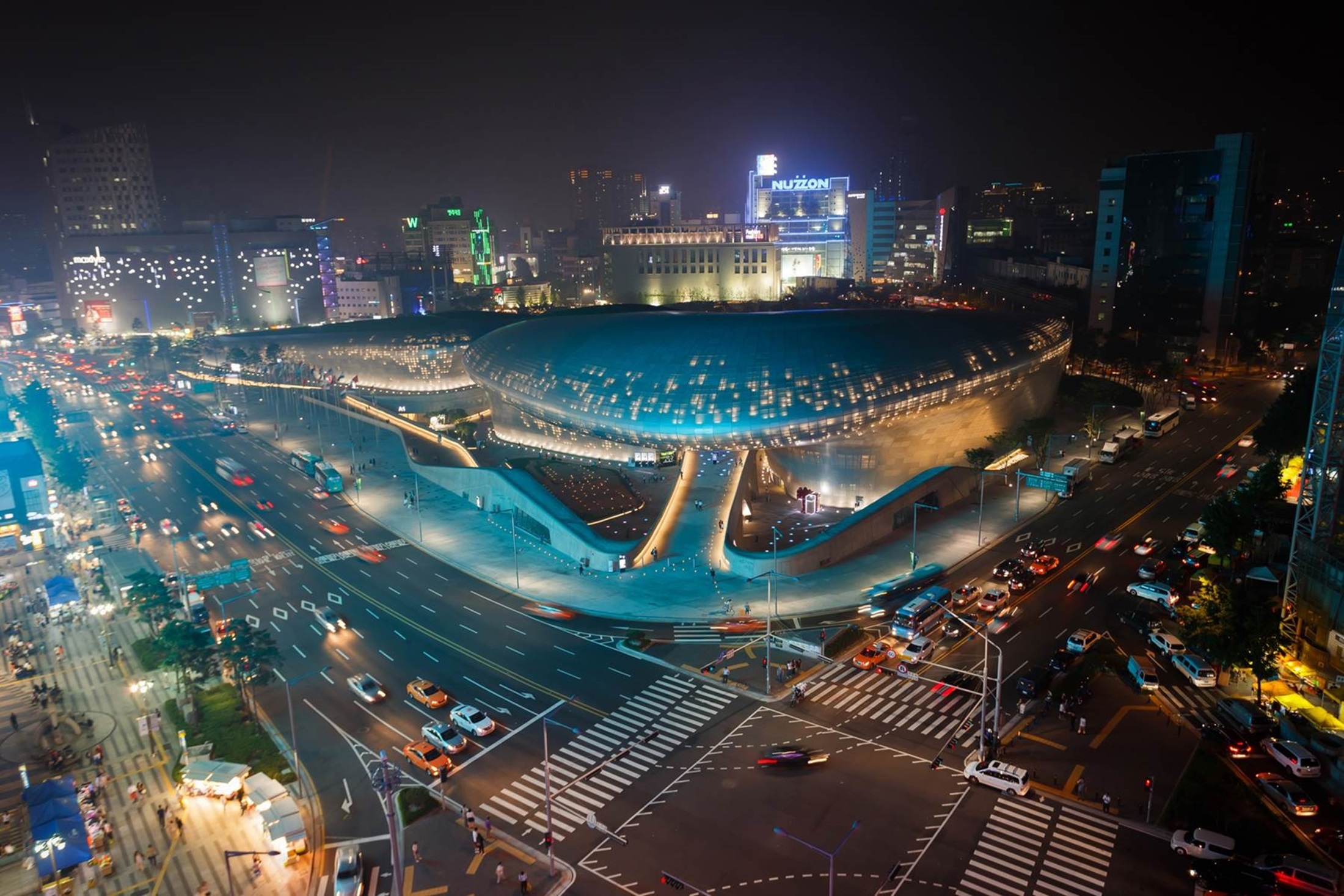 （圖二）熱門韓國旅遊景點東大門愈夜愈美麗。（圖片提供／雄獅旅行社）