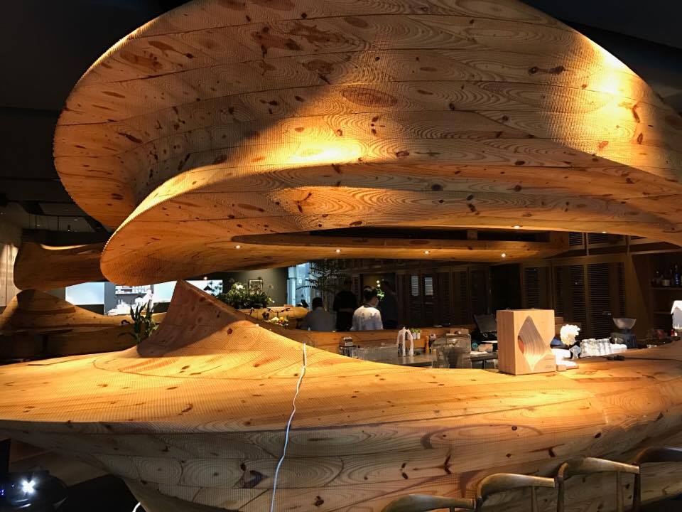（圖二）餐廳RAW特色木製造型吧台，強調自然與工藝並存精神。（徐力剛攝）