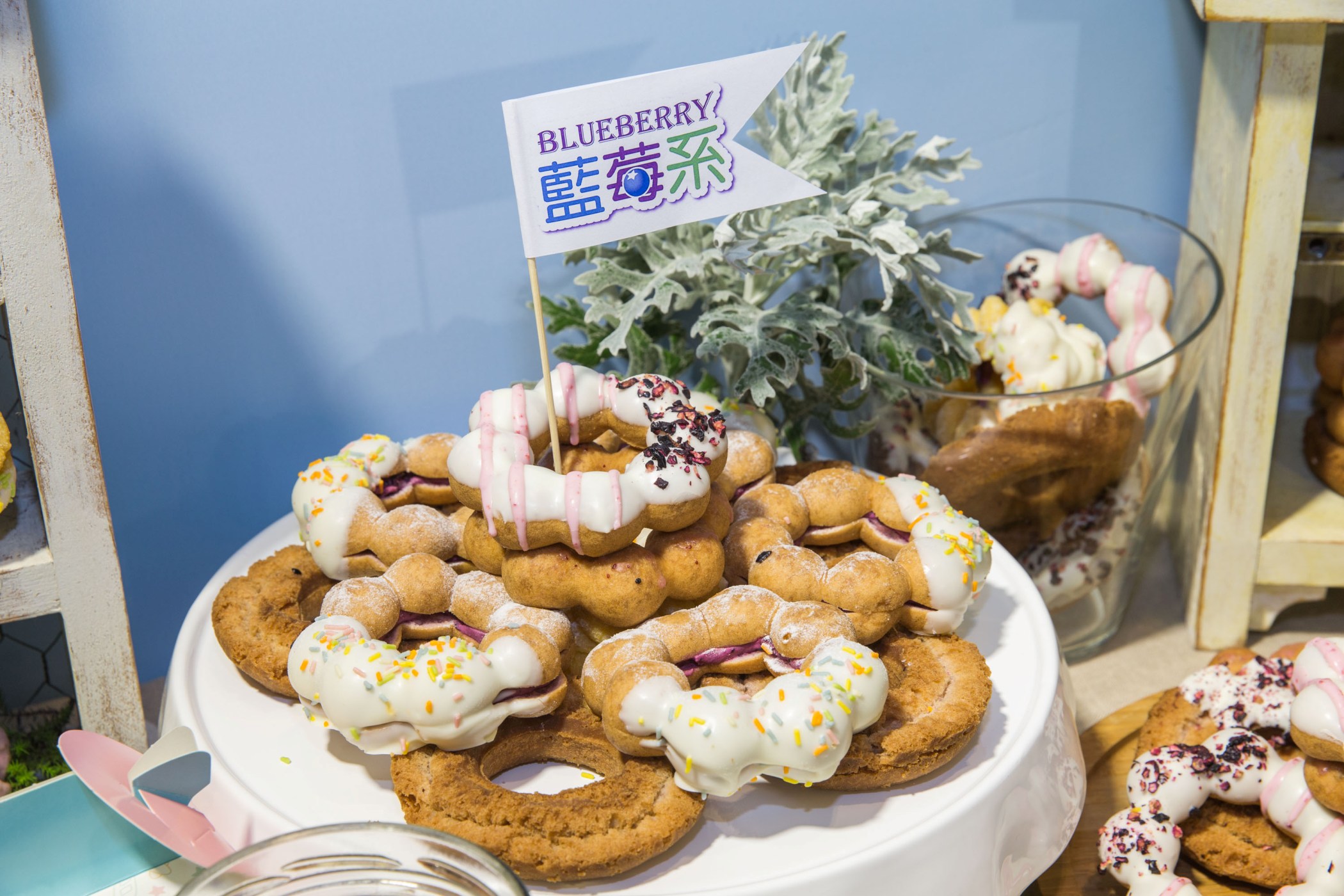 Mister Donut推出「藍莓系」，開發出藍莓圈體、果醬內餡，與優格、果乾混搭，共計推出11款全新風味的甜甜圈
