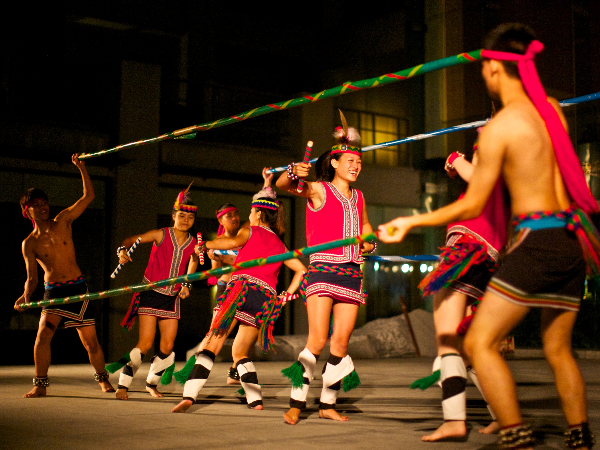 周末夜晚，欣賞原住民舞蹈表演，感受部落的力與美.jpg