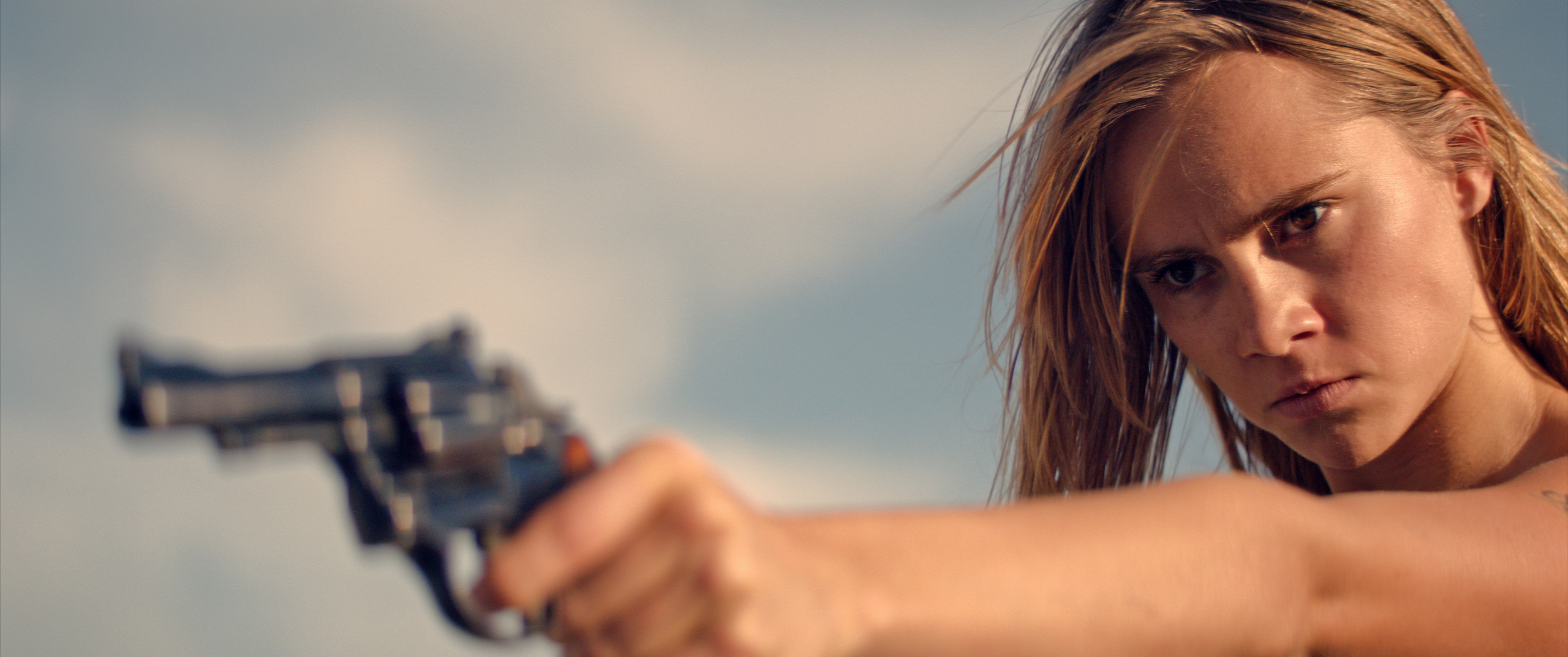 超模蘇琪沃特豪斯飾演被放逐到沙漠區的少女 有許多突破及震撼的演出.jpg