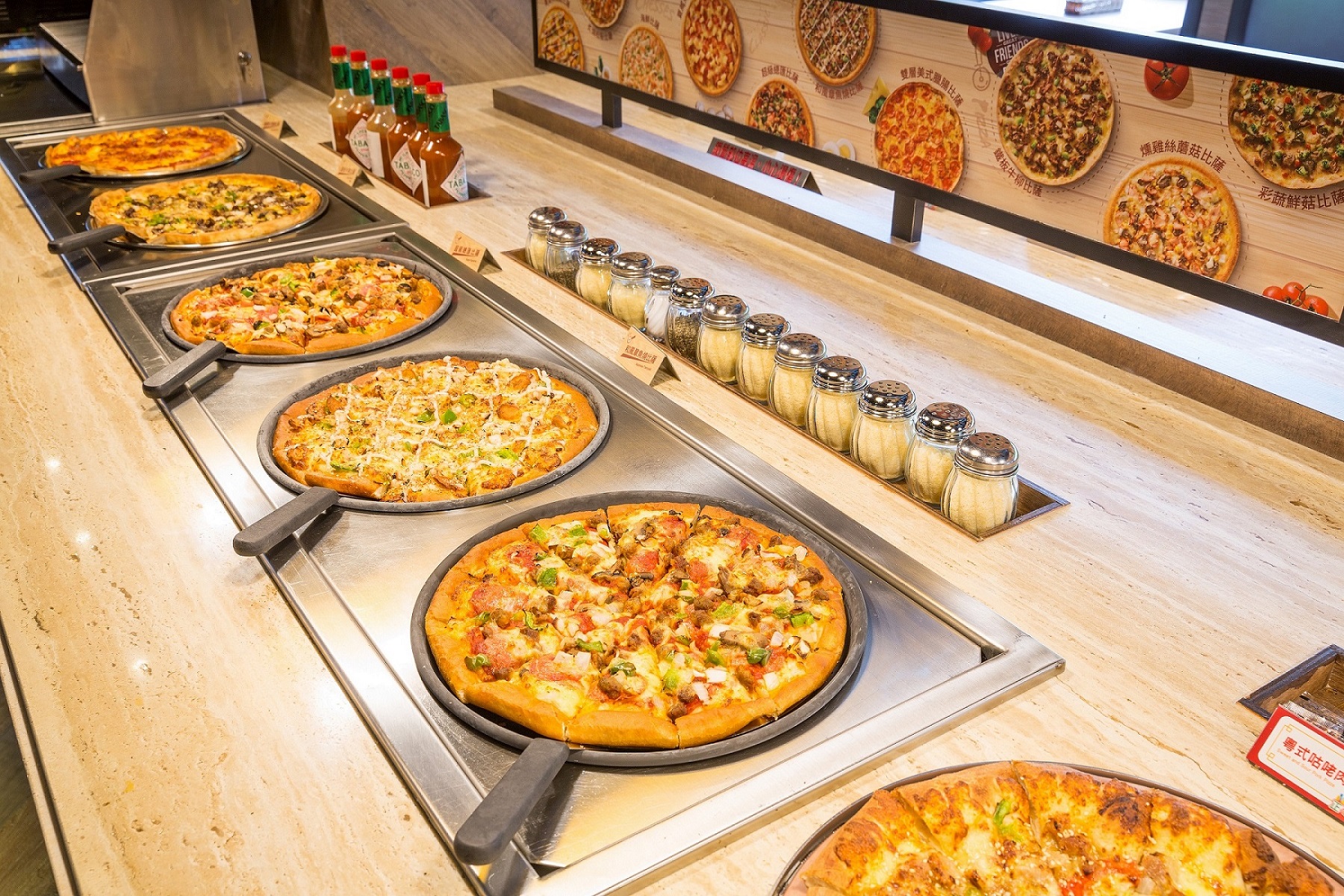 （圖二）必勝客「歡樂吧」日本主題季，推出多種新口味比薩與餐點，喜愛日本風味的消費者不可錯過。（圖片提供／必勝客）