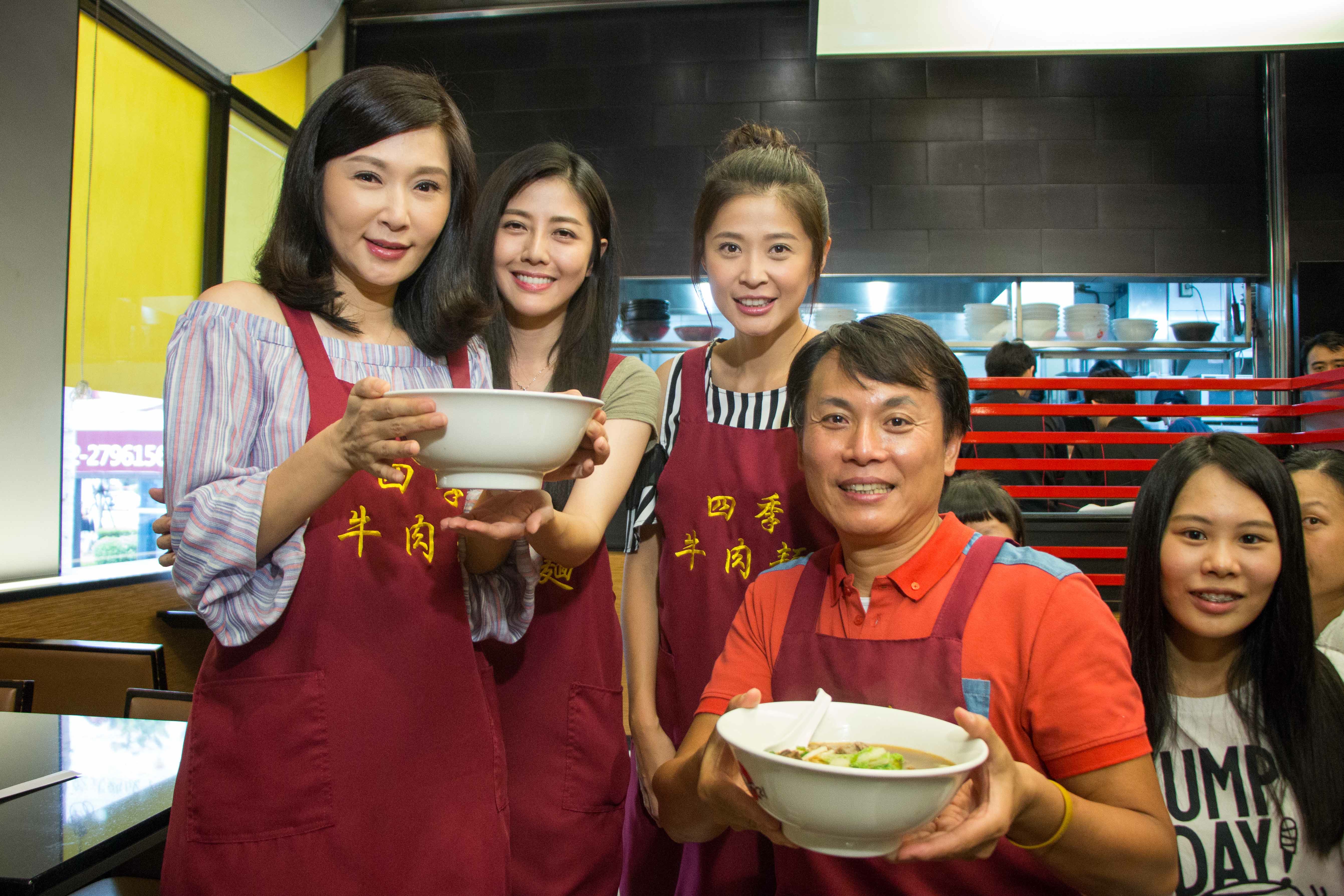 陳霆、張玉嬿、韓瑜及李燕擔任牛肉麵店一日店長。
