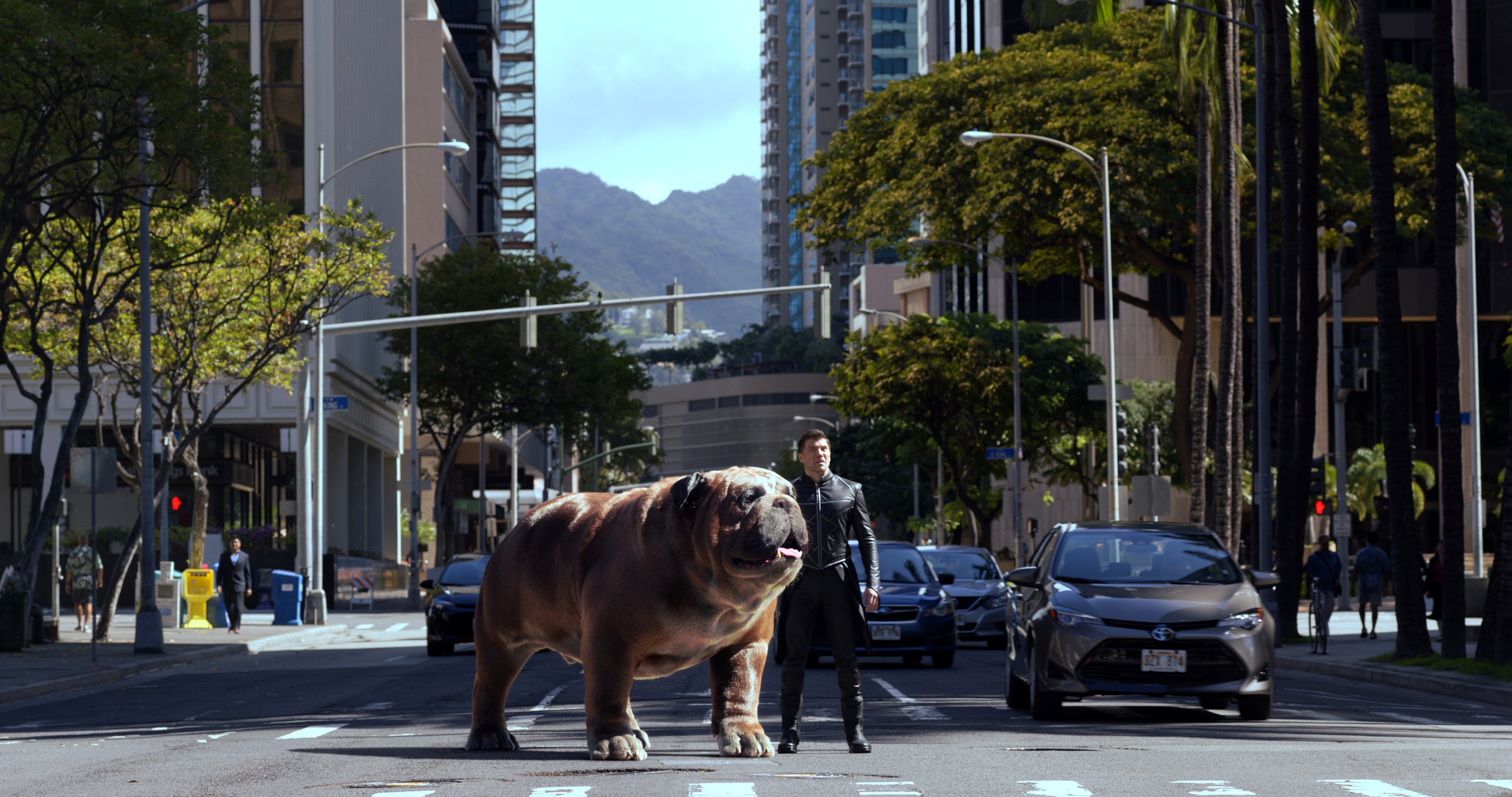 C4 《異人族》劇照_安森蒙特(右)飾黑蝠王，皇室御用貨運犬(IMAX提供).jpg