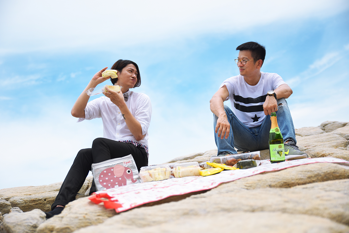 兩人在海岸邊鋪起野餐墊與喜歡音樂的員工一起同樂.jpg