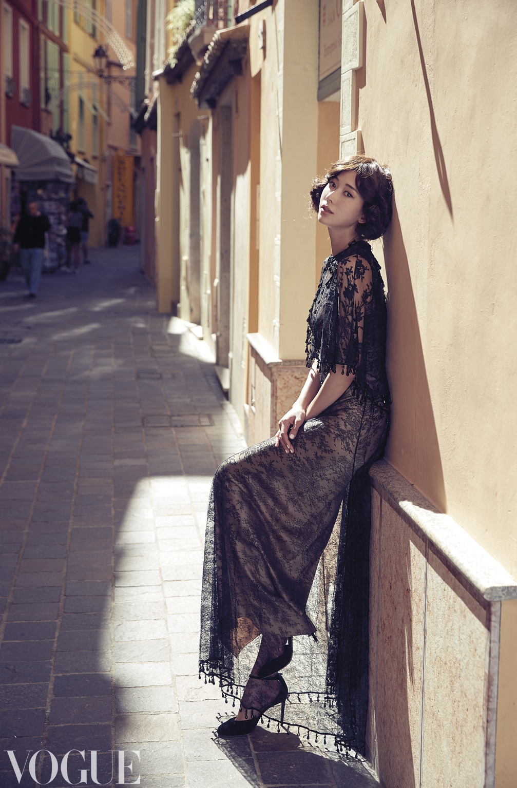 黑蕾絲立體綴珠洋裝（Givenchy）、絆帶圓頭復古黑高跟鞋（Giorgio_Armani）