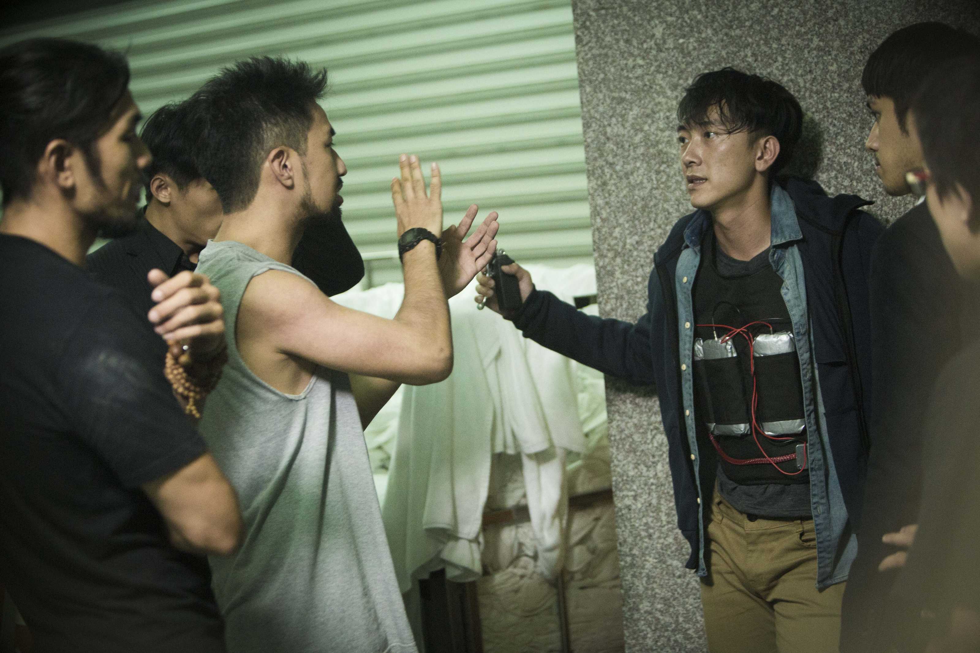 公視《麻醉風暴2》黃健瑋（左3）、施名帥（左4）與動作指導楊志龍（左1）討論武打戲.jpg