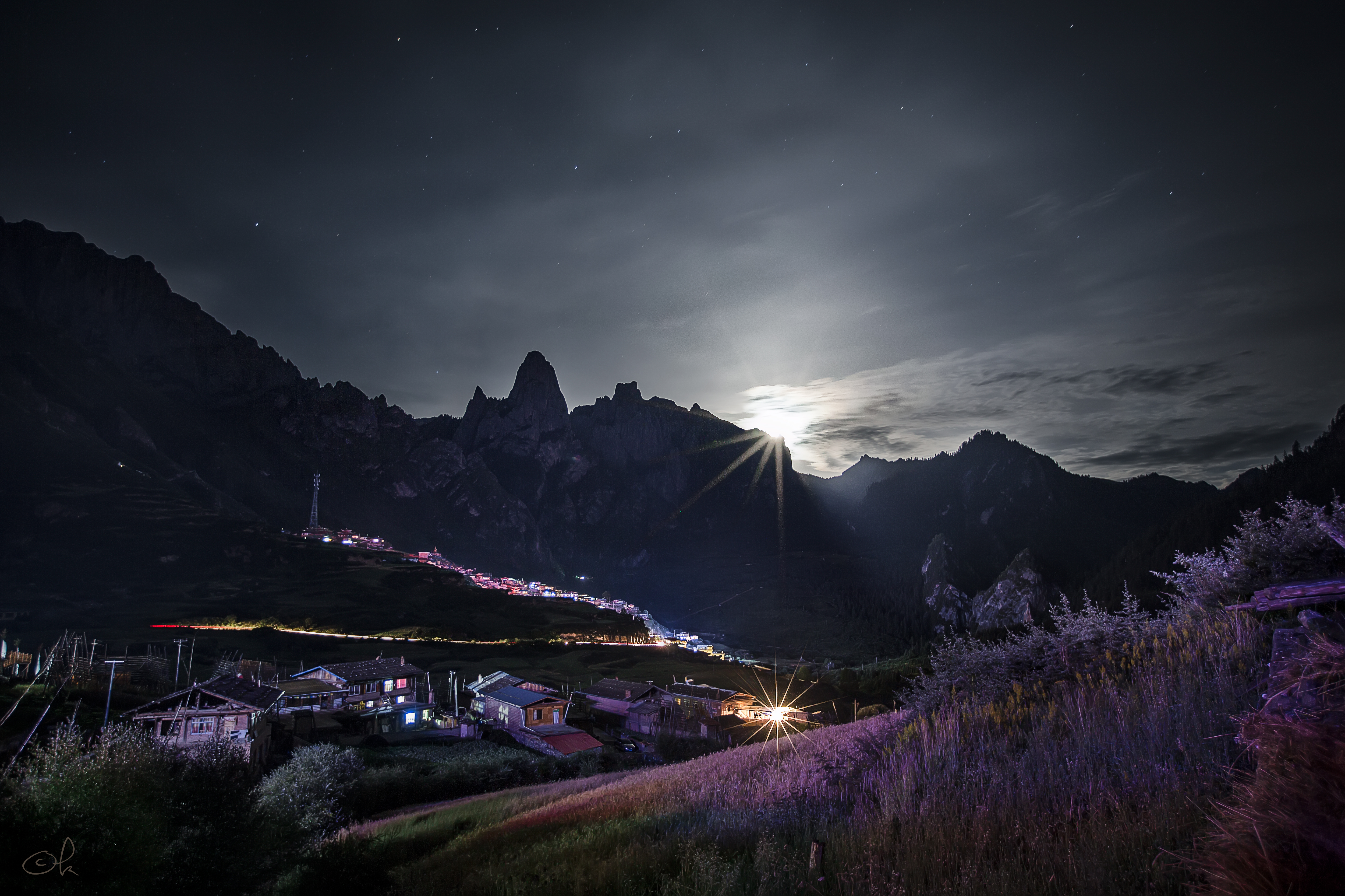 4.一輪明月升起，照耀在扎尕那的山野之間，神秘而寧靜。(陳凱寧 攝)