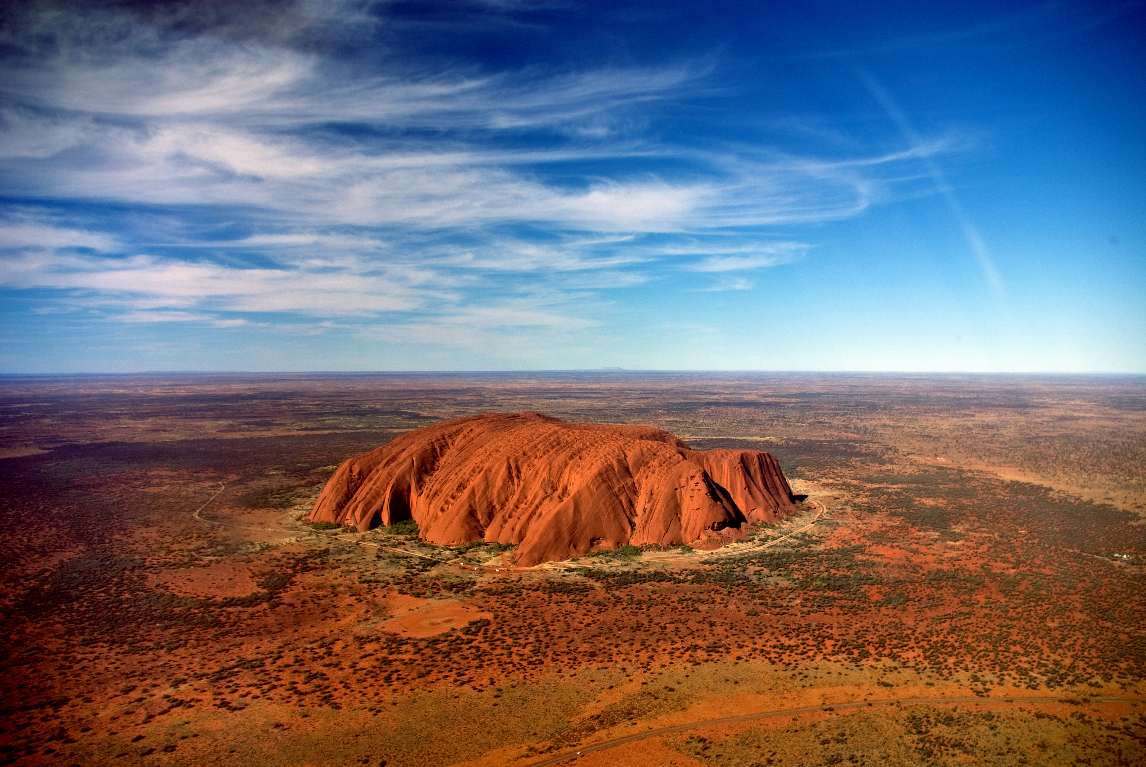 Uluru,_helicopter_view