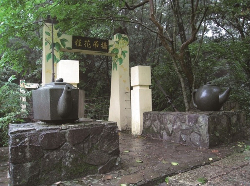迷你小巧的「桂花吊橋」和極具象徵涵意的大茶壺。