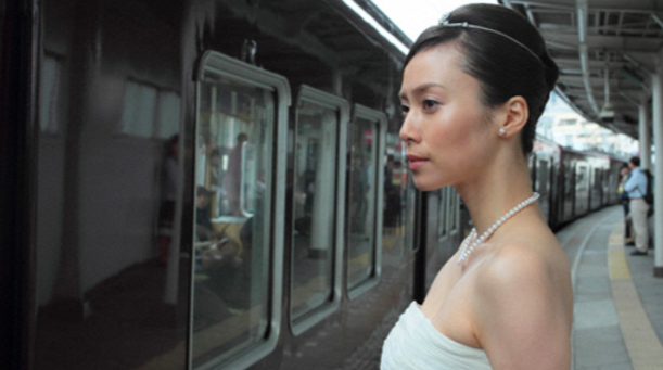 中谷美紀在電影《阪急電車》著白紗搭電車搞報復經典場景。（取材自網路）