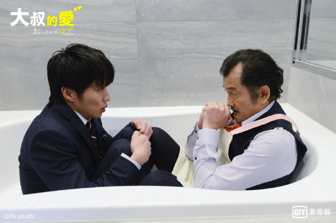 田中圭（左）與吉田鋼太郎在劇中逗趣詮釋男人間戀情。