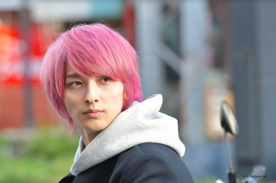 橫濱流星為戲染粉紅髮。（KKTV提供）