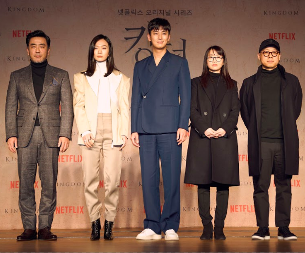《李屍朝鮮》主演柳承龍（左起）、裴斗娜、朱智勛、編劇金銀姬與導演金成勳全員出席國際記者會。（Netflix提供）