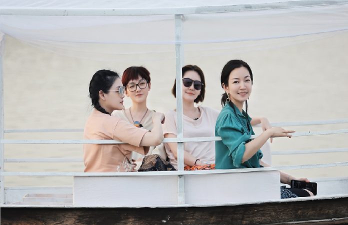大S（左起）、范曉萱、小S及阿雅攜手同遊緬甸。（圖片提供：WeTV）