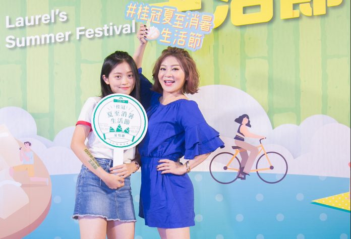 王彩樺與女兒現身夏至消暑生活節活動。（桂冠提供）