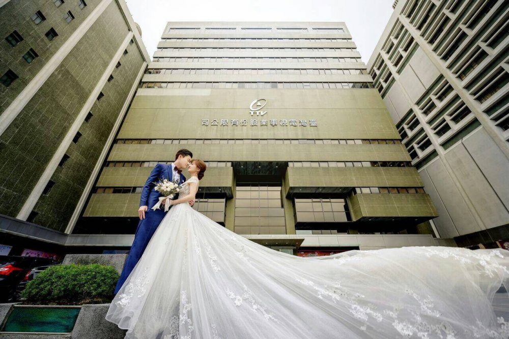 陳家頤（右）與王李中彥拍攝浪漫婚紗照。（台視提供）