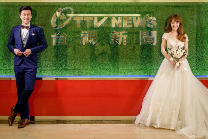 陳家頤（右）和交往8年的王李中彥甜拍婚紗照。（台視提供）