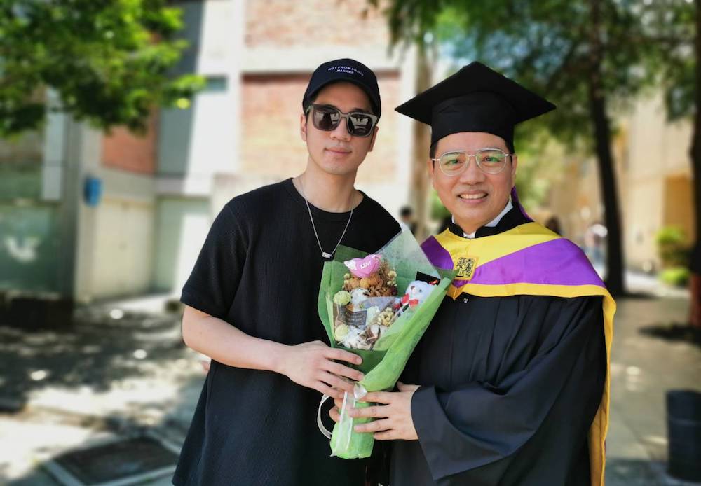陳凱倫（右）碩士班畢業典禮時，兒子陳銳開心祝賀。（資料照）