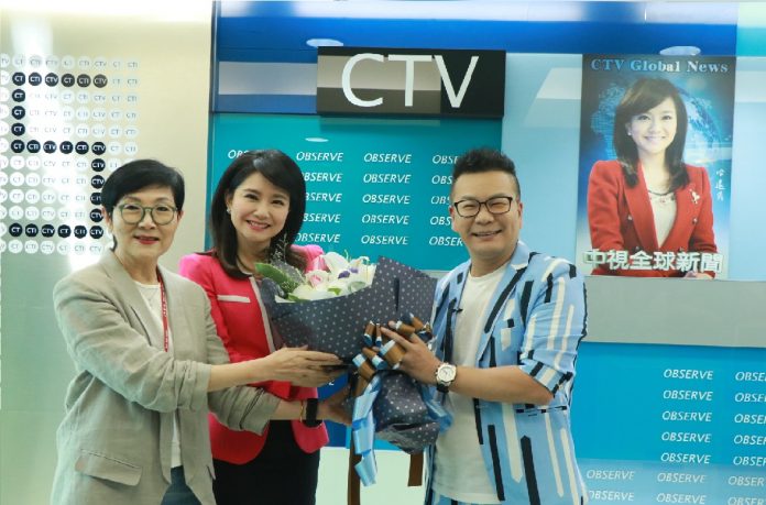 中視總經理胡雪珠（左）獻花祝賀，哈遠儀（中）、沈玉琳開心合照。（中視提供）